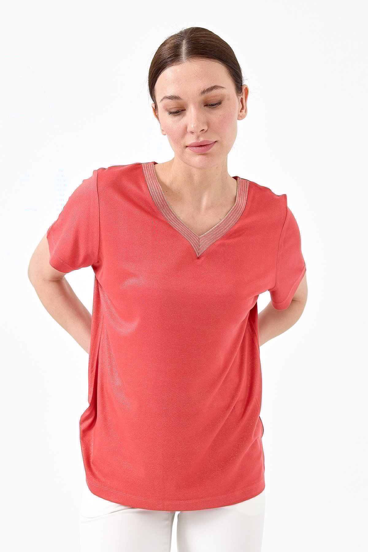 23453Kadın V Yaka Çizgili Penye T-shirt Mercan