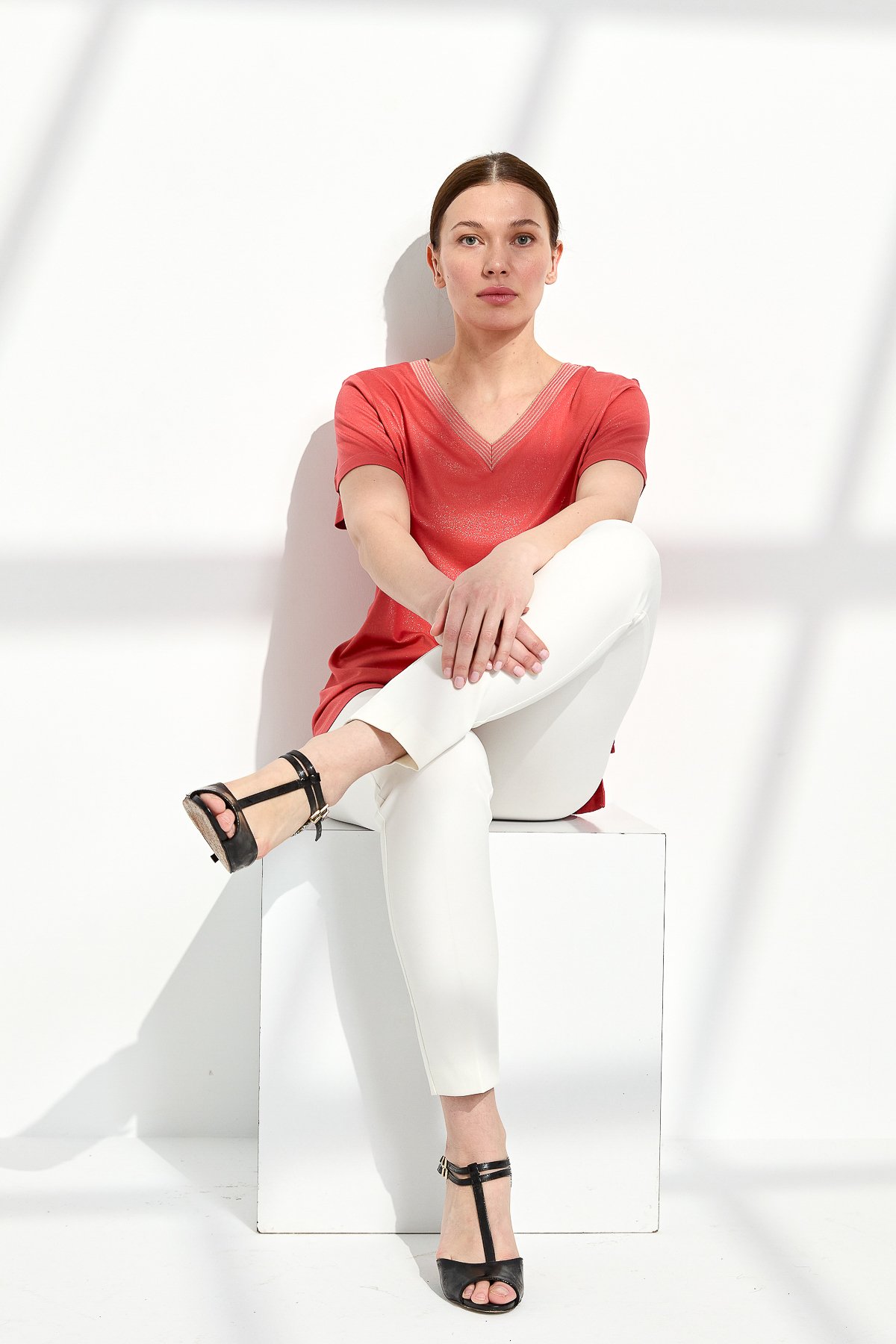 23453Kadın V Yaka Çizgili Penye T-shirt Mercan