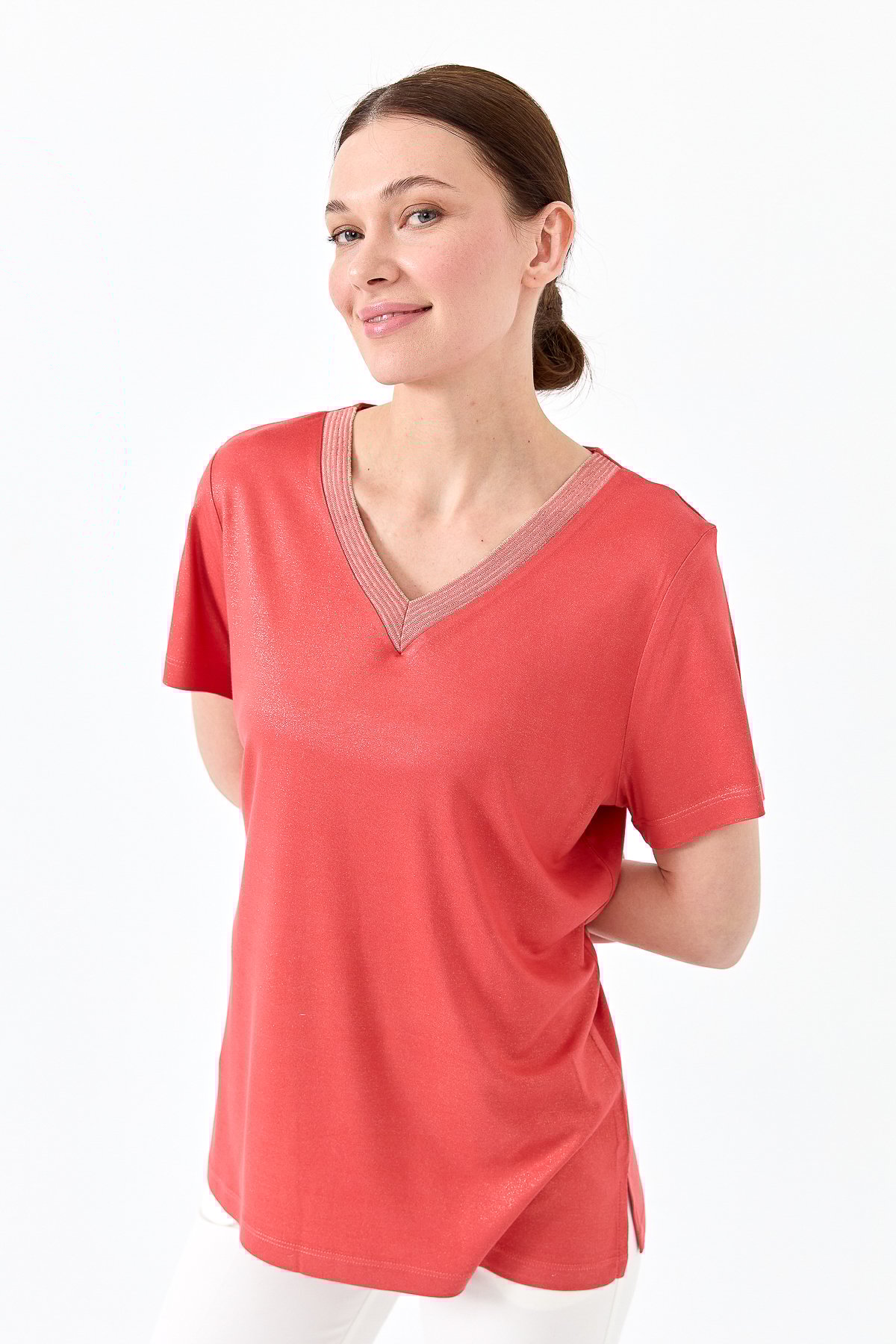 23453Kadın V Yaka Çizgili Penye T-shirt Mercan