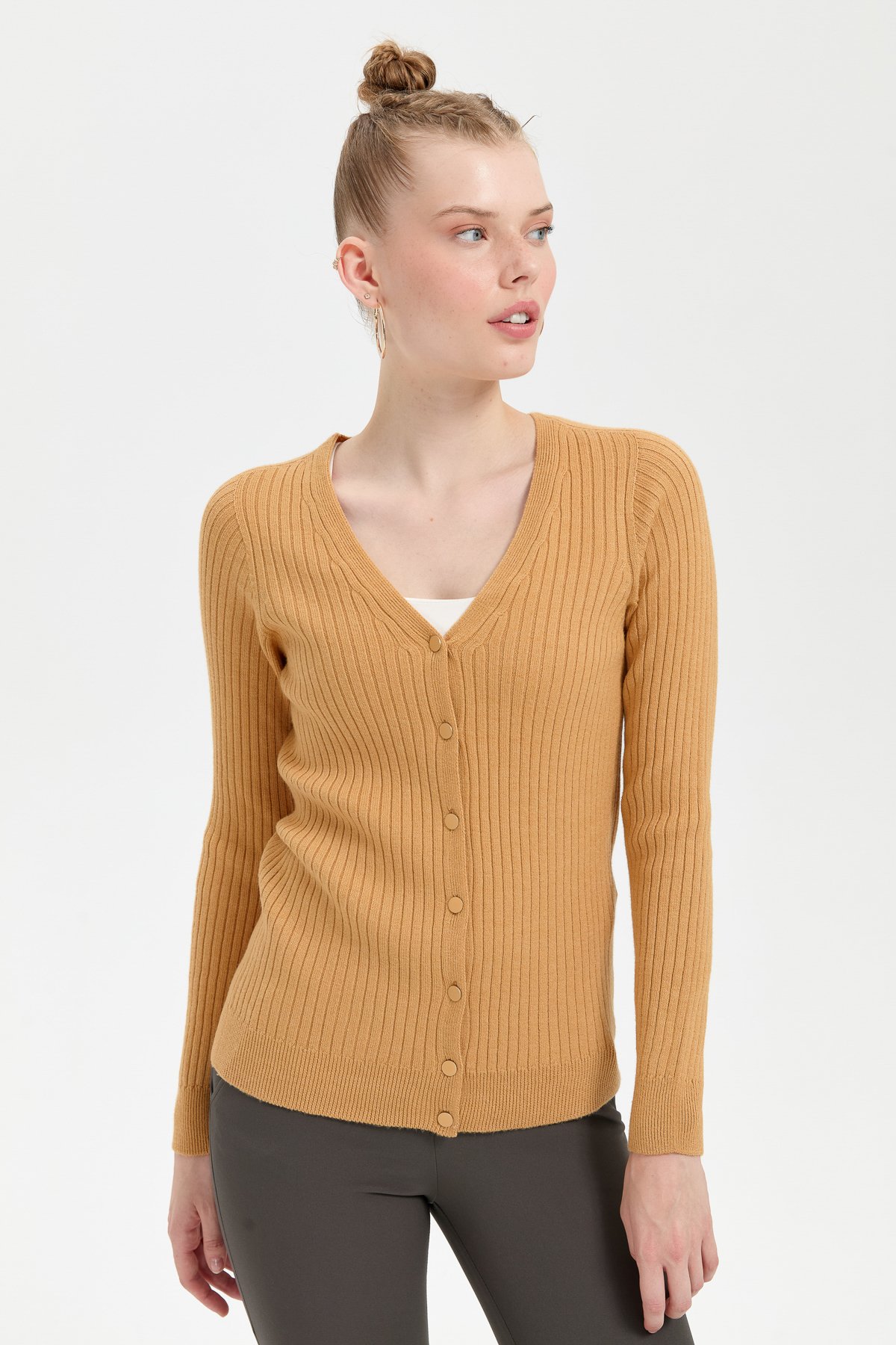 24181Kadın V Yaka Dikişsiz Hırka Camel