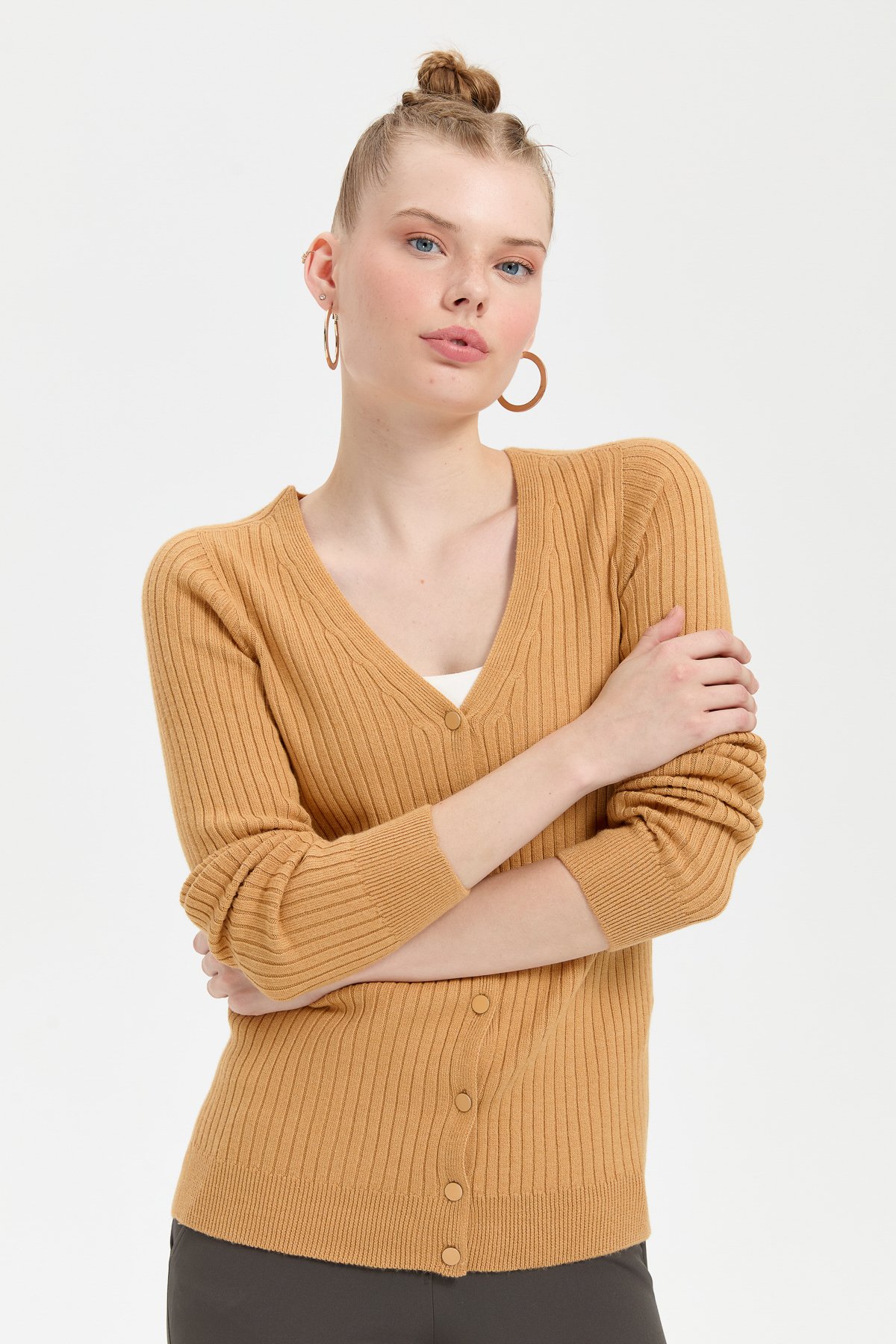 24181Kadın V Yaka Dikişsiz Hırka Camel
