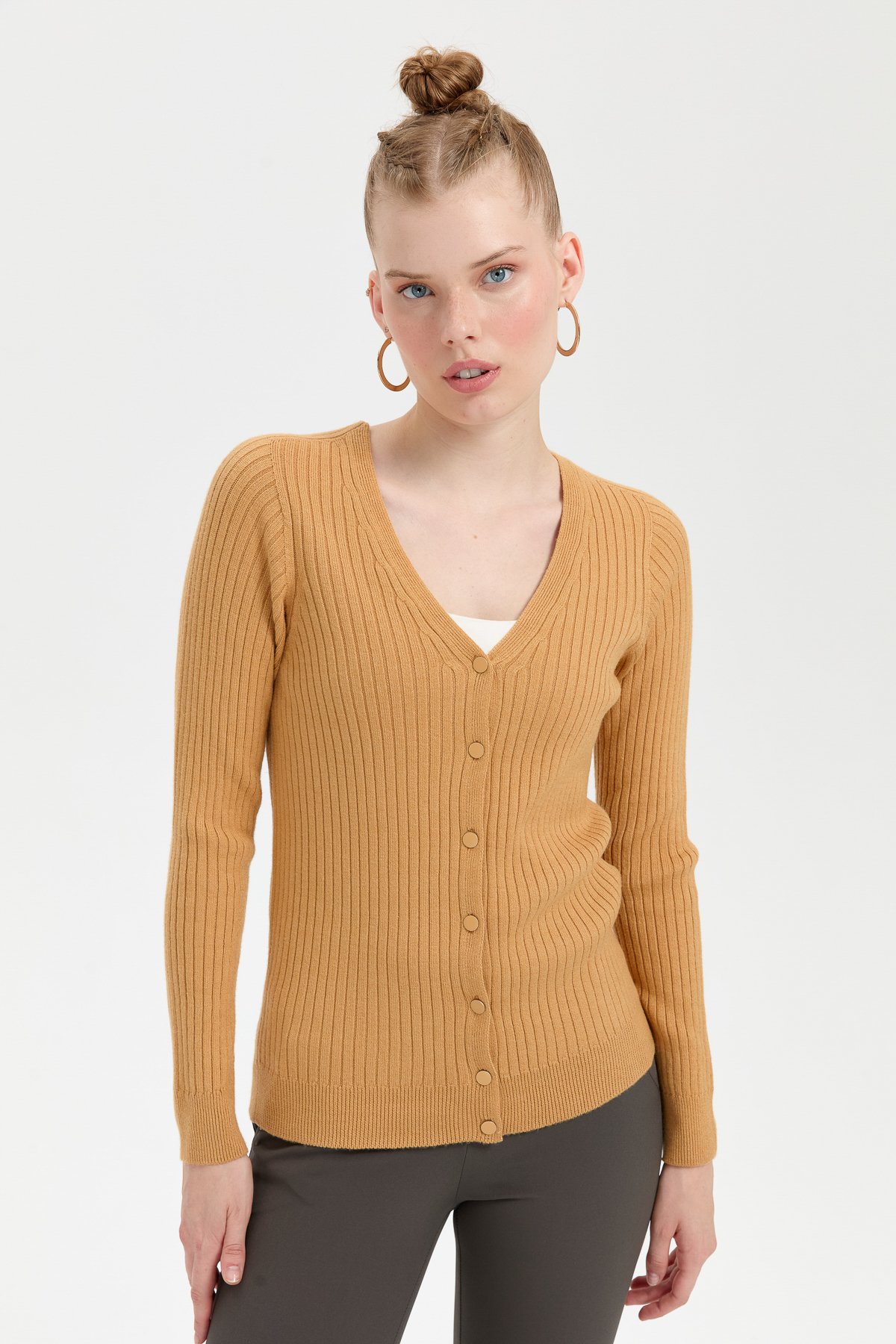 24181Kadın V Yaka Dikişsiz Hırka Camel