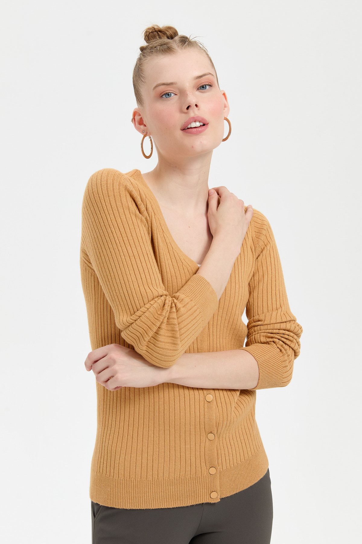 24181Kadın V Yaka Dikişsiz Hırka Camel