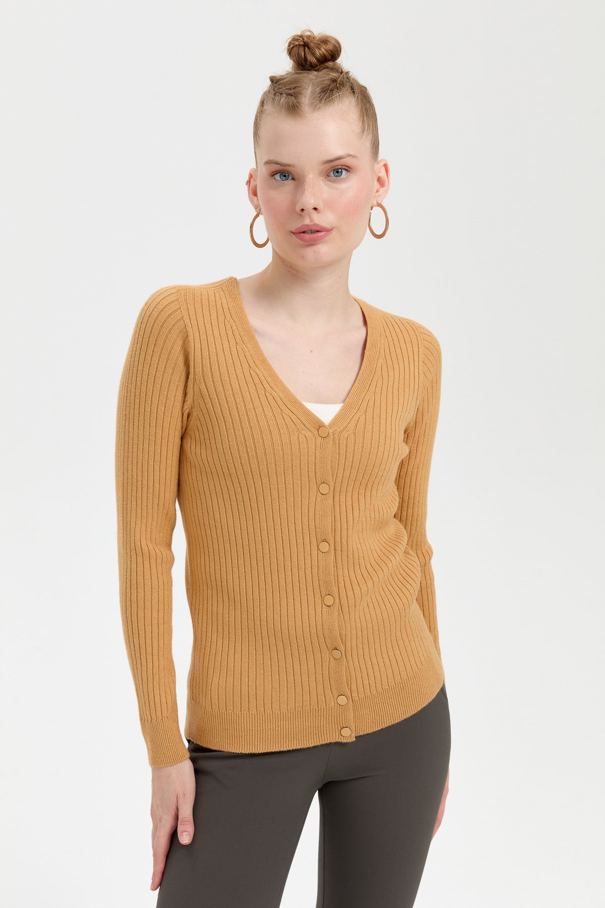 24181Kadın V Yaka Dikişsiz Hırka Camel