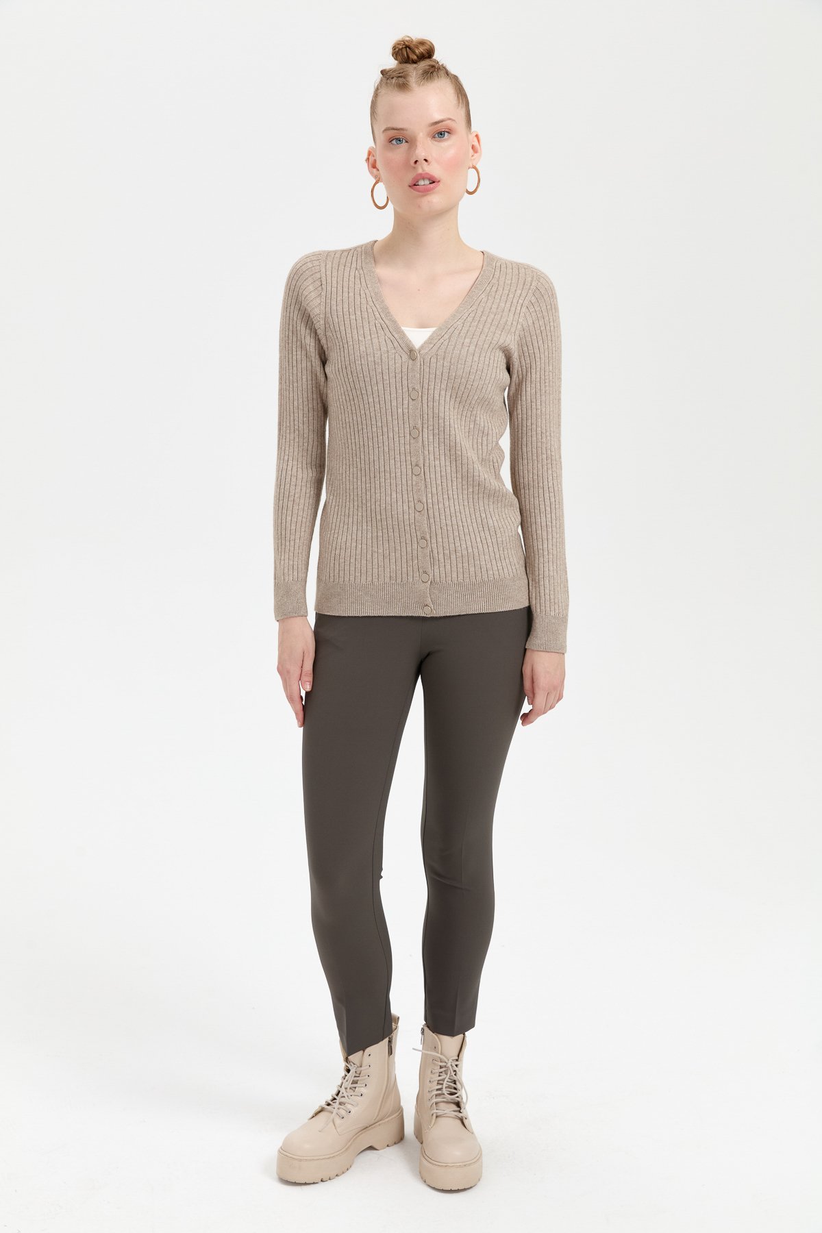 24181Kadın V Yaka Dikişsiz Hırka Vizon