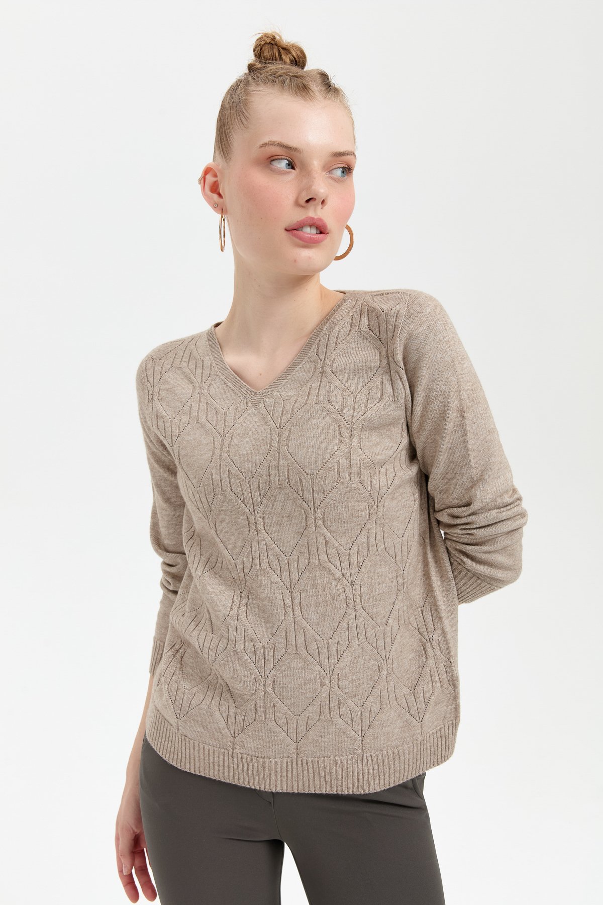 24187Kadın V Yaka Dikişsiz Önü Yürütmeli Kazak Vizon