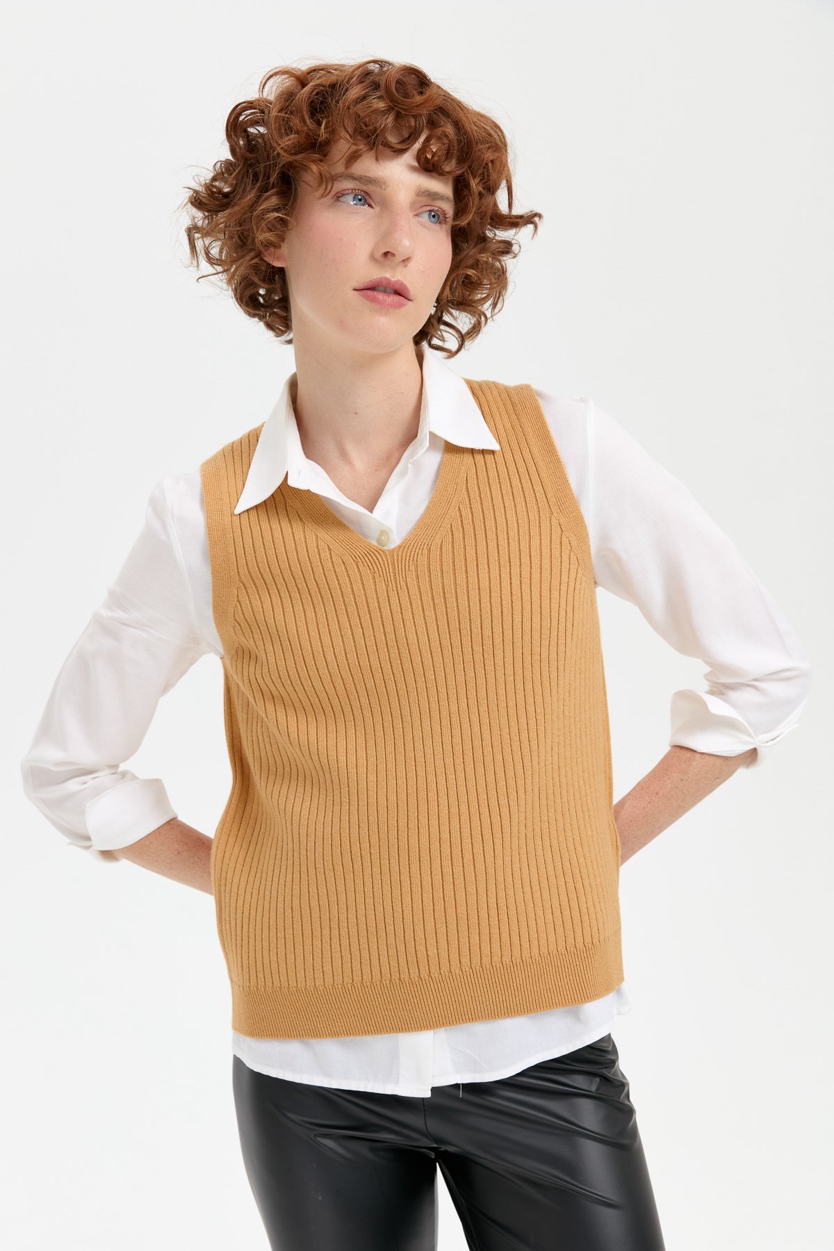24177Kadın V Yaka Dikişsiz Süveter Camel