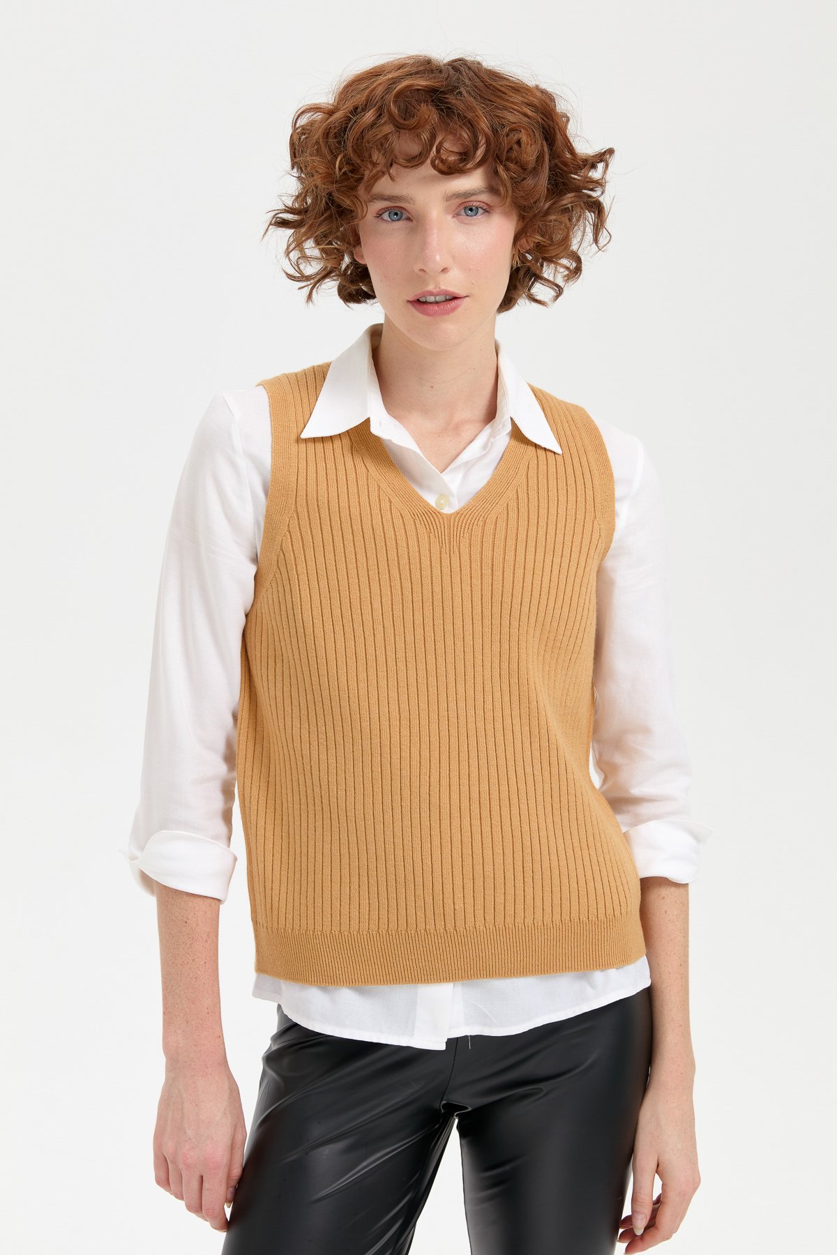 24177Kadın V Yaka Dikişsiz Süveter Camel