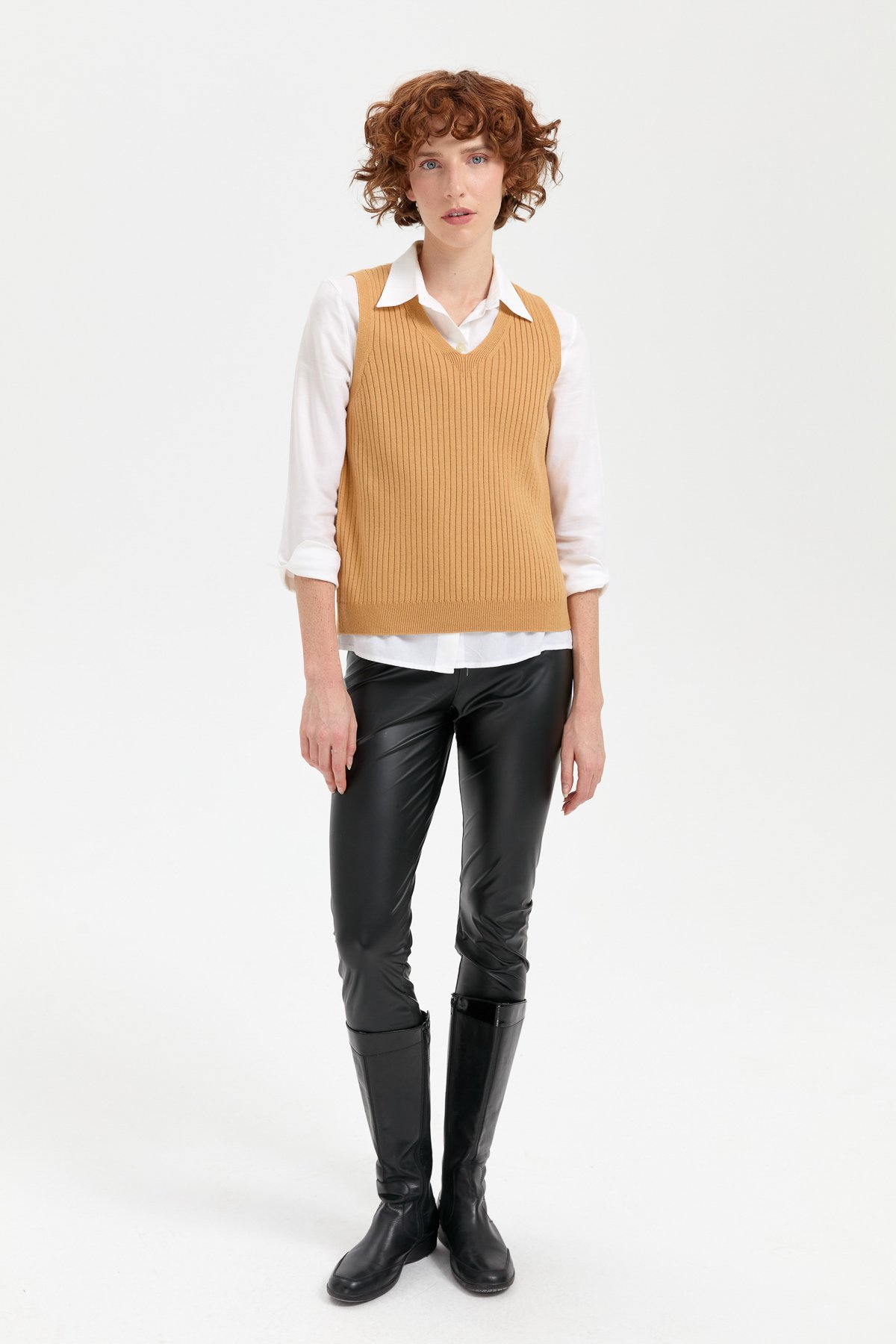 24177Kadın V Yaka Dikişsiz Süveter Camel