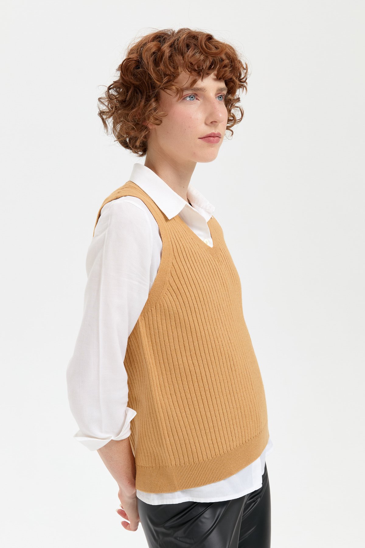 24177Kadın V Yaka Dikişsiz Süveter Camel