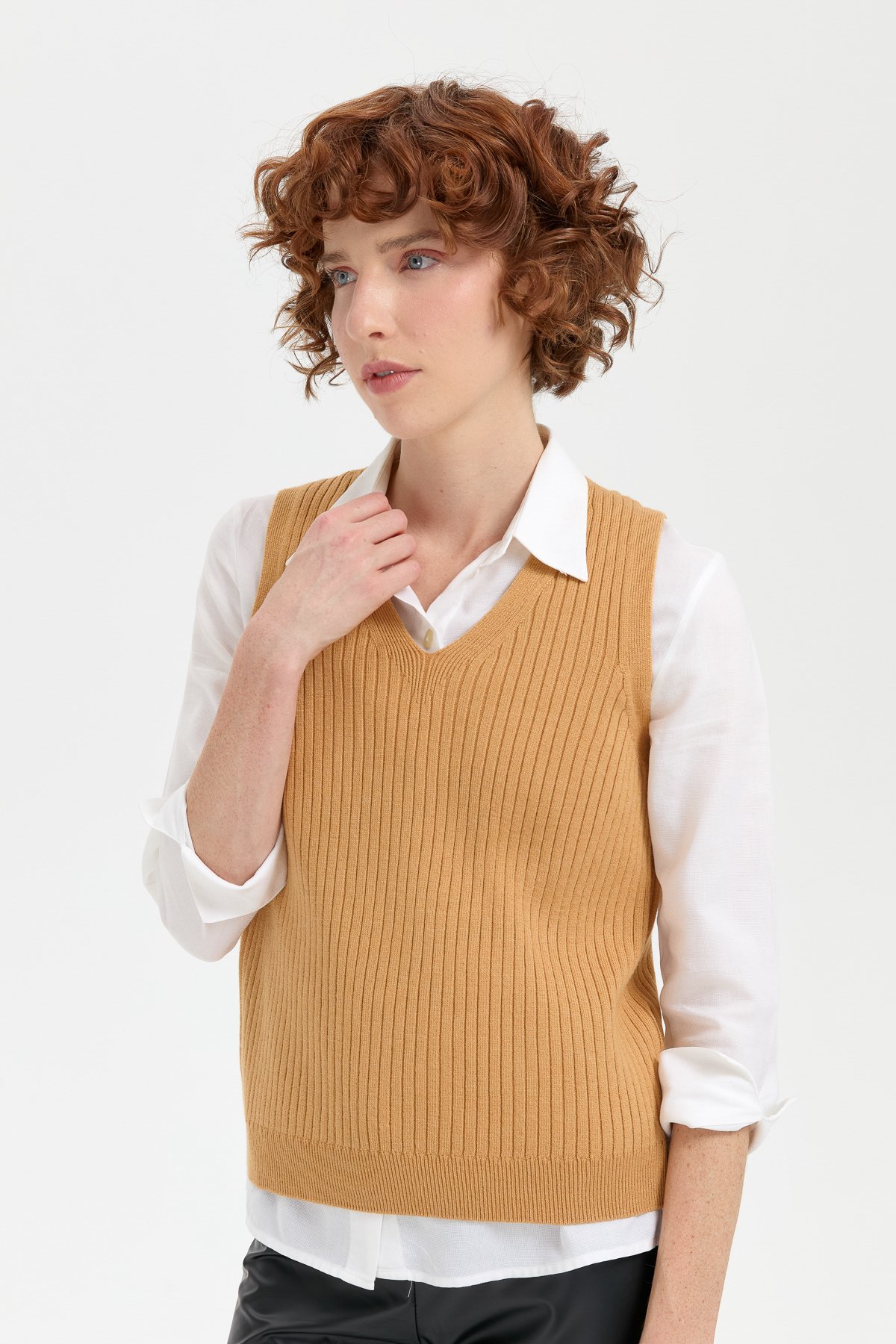 24177Kadın V Yaka Dikişsiz Süveter Camel