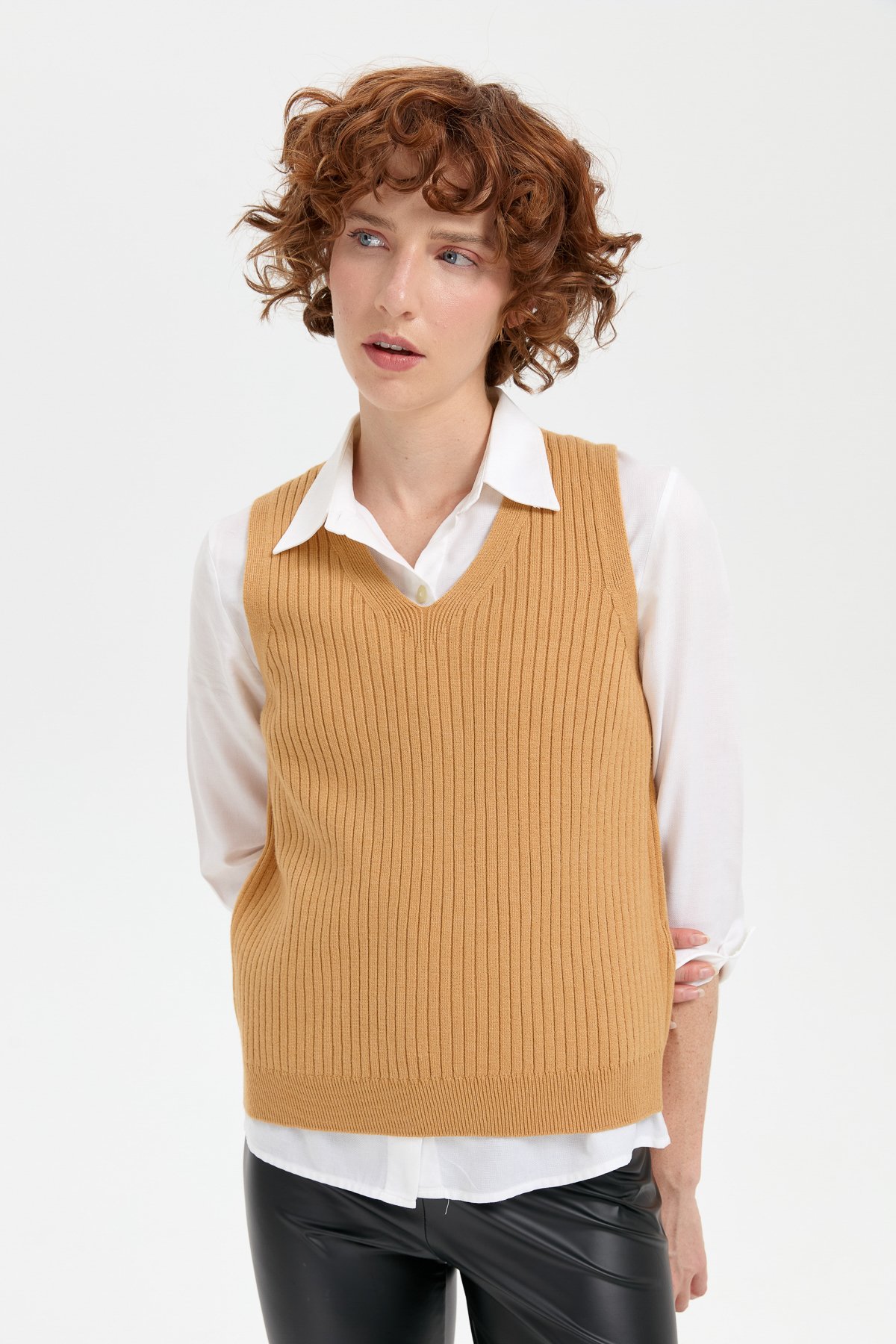 24177Kadın V Yaka Dikişsiz Süveter Camel