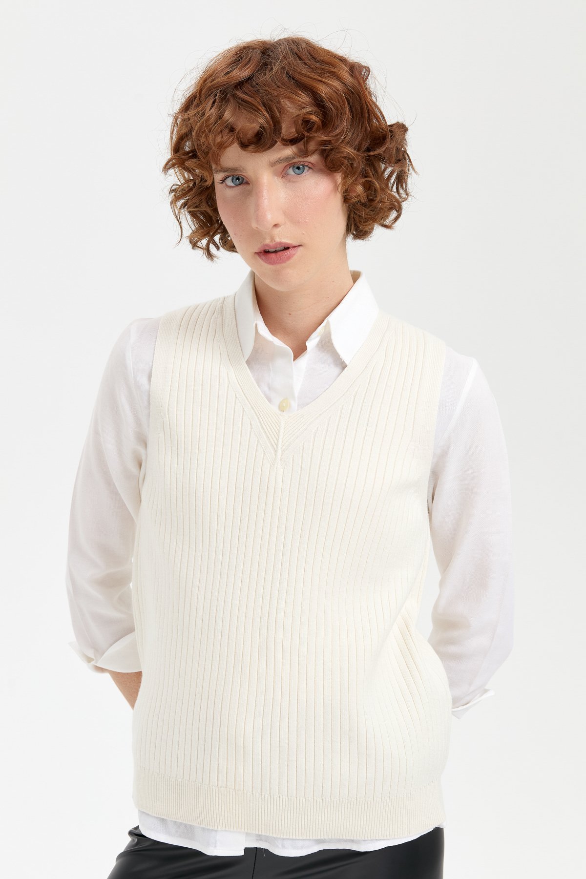 24177Kadın V Yaka Dikişsiz Süveter Kemik