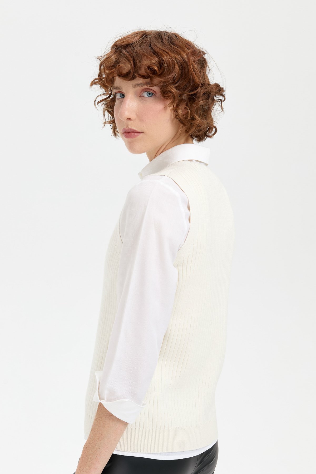 24177Kadın V Yaka Dikişsiz Süveter Kemik