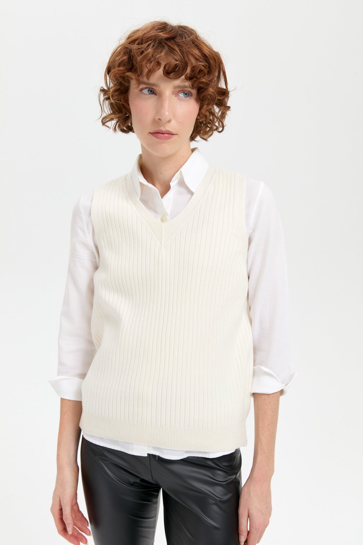 24177Kadın V Yaka Dikişsiz Süveter Kemik