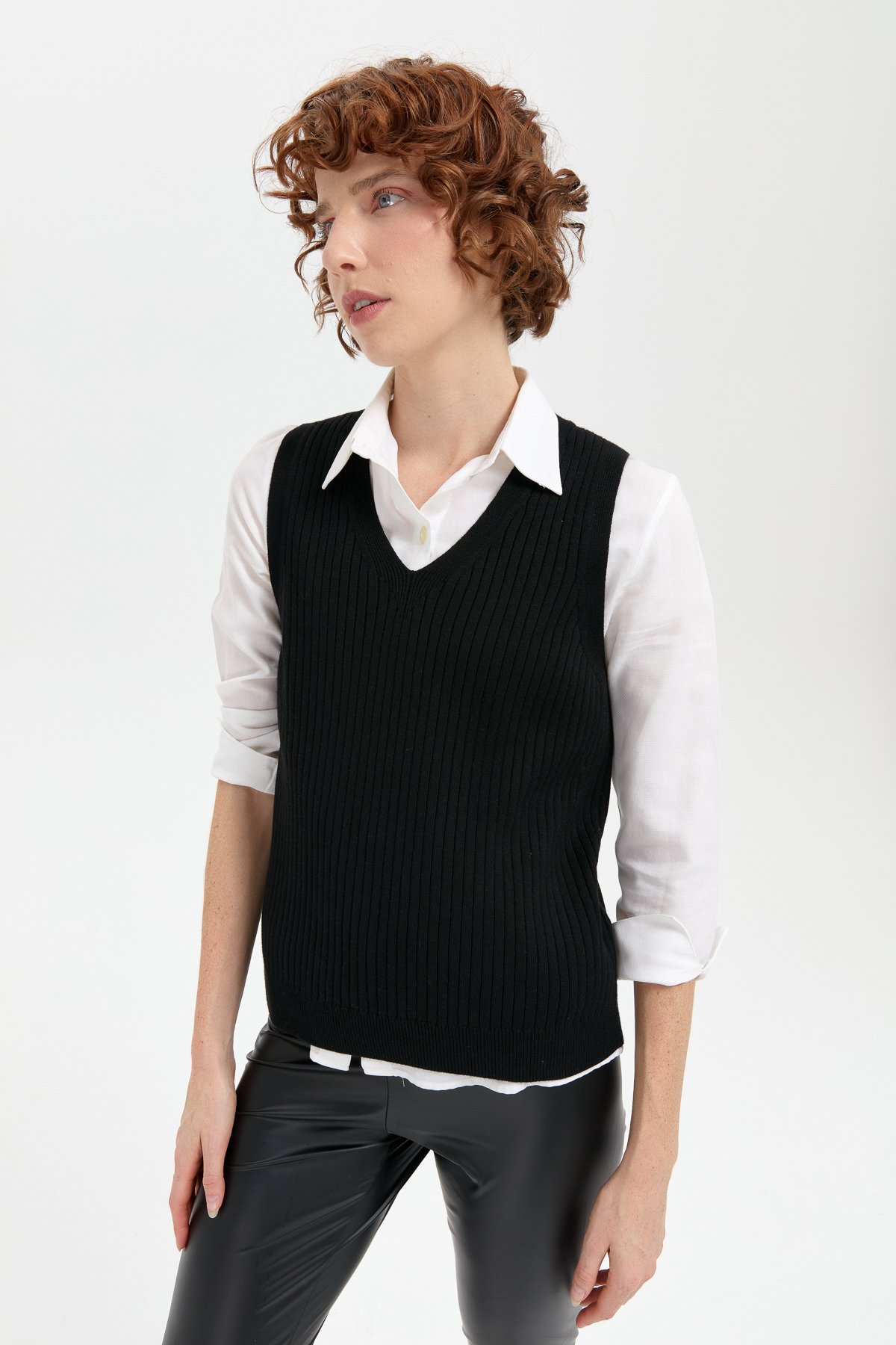 24177Kadın V Yaka Dikişsiz Süveter Siyah