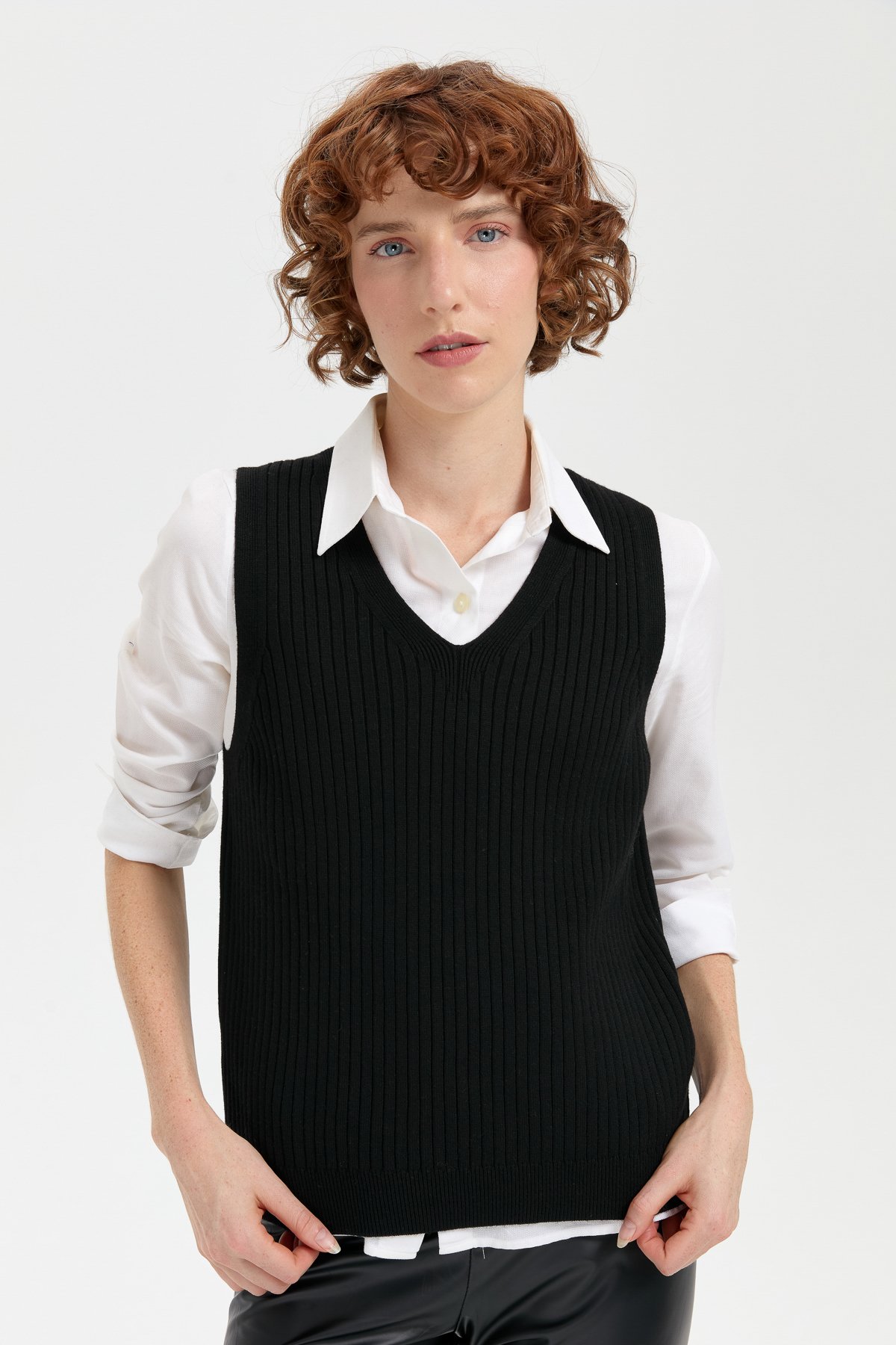 24177Kadın V Yaka Dikişsiz Süveter Siyah