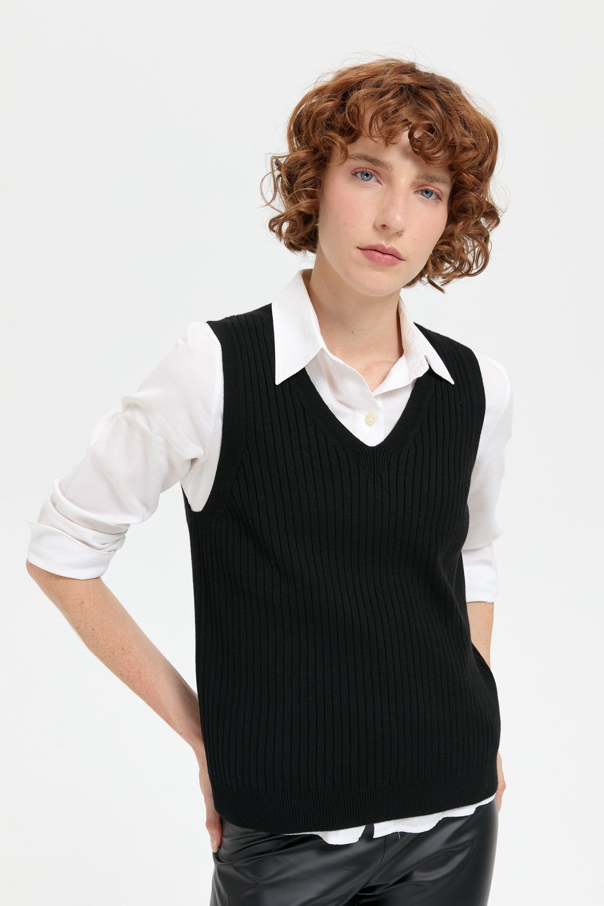 24177Kadın V Yaka Dikişsiz Süveter Siyah