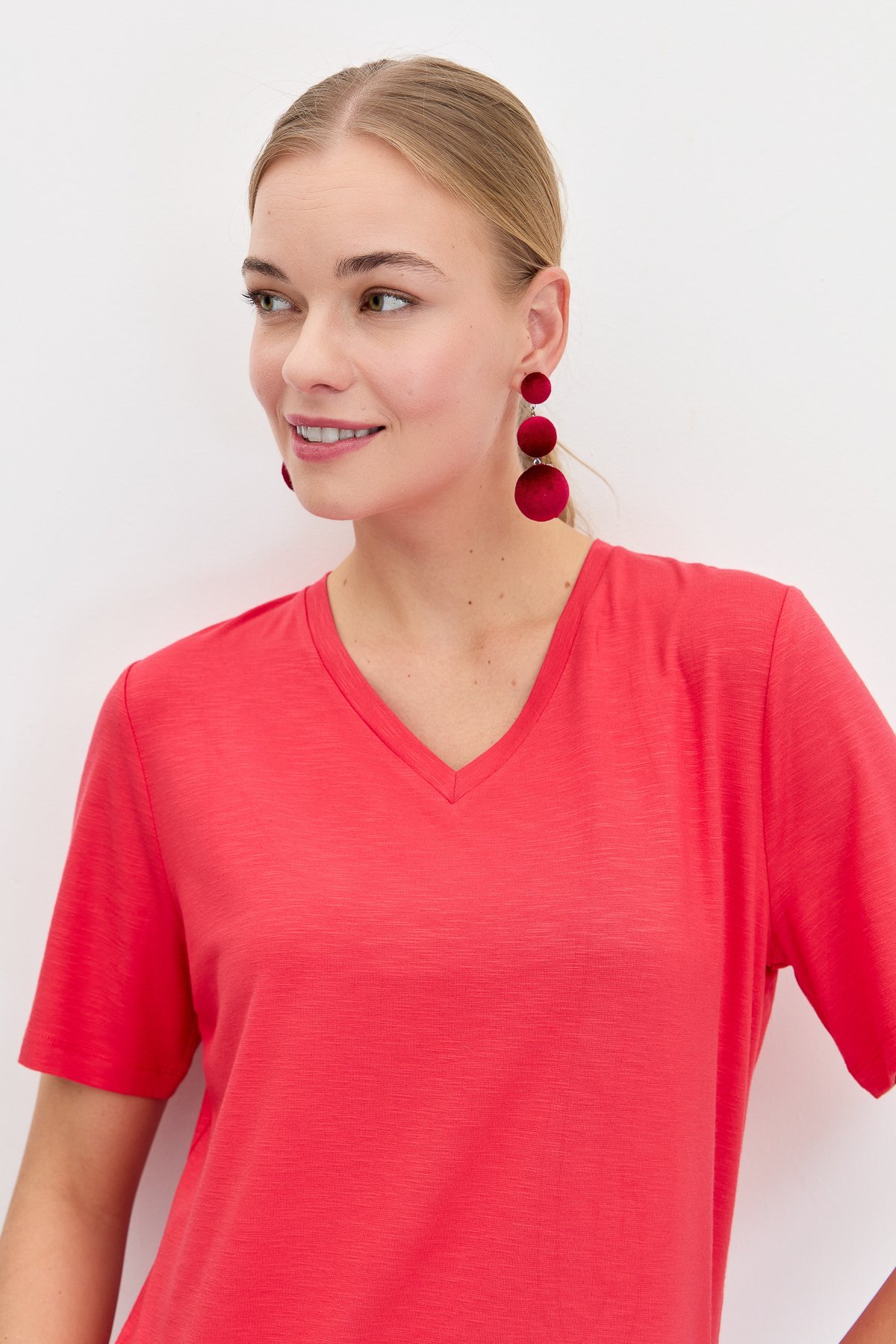 KMY24085Kadın V Yaka Flamlı Kumaş Basic Tshirt Mercan