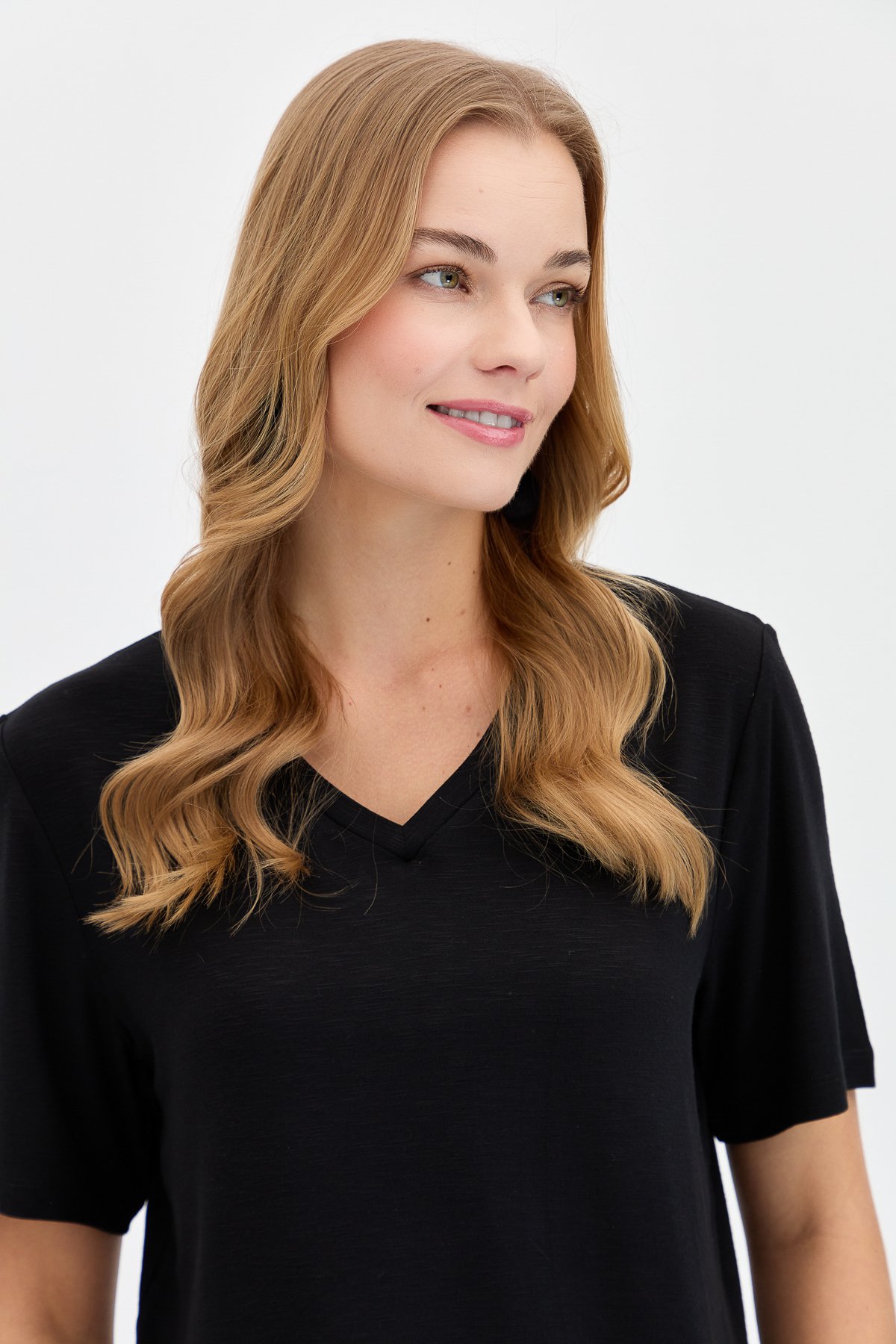 KMY24085Kadın V Yaka Flamlı Kumaş Basic Tshirt Siyah