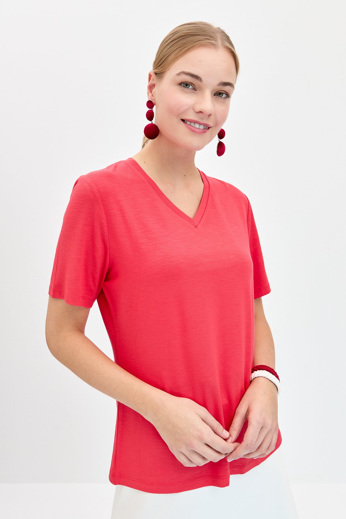 KMY24085Kadın V Yaka Flamlı Kumaş Basic Tshirt Mercan