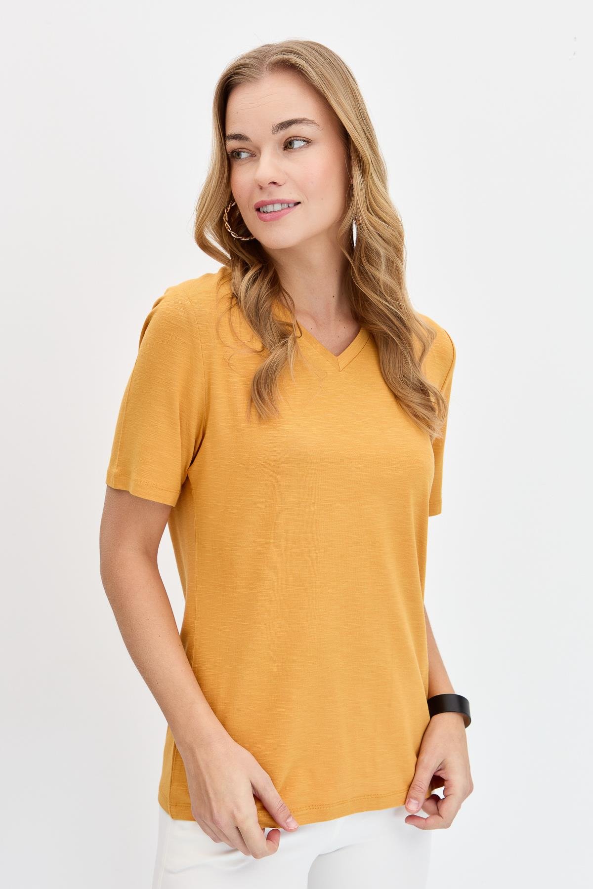 KMY24085Kadın V Yaka Flamlı Kumaş Basic Tshirt Hardal