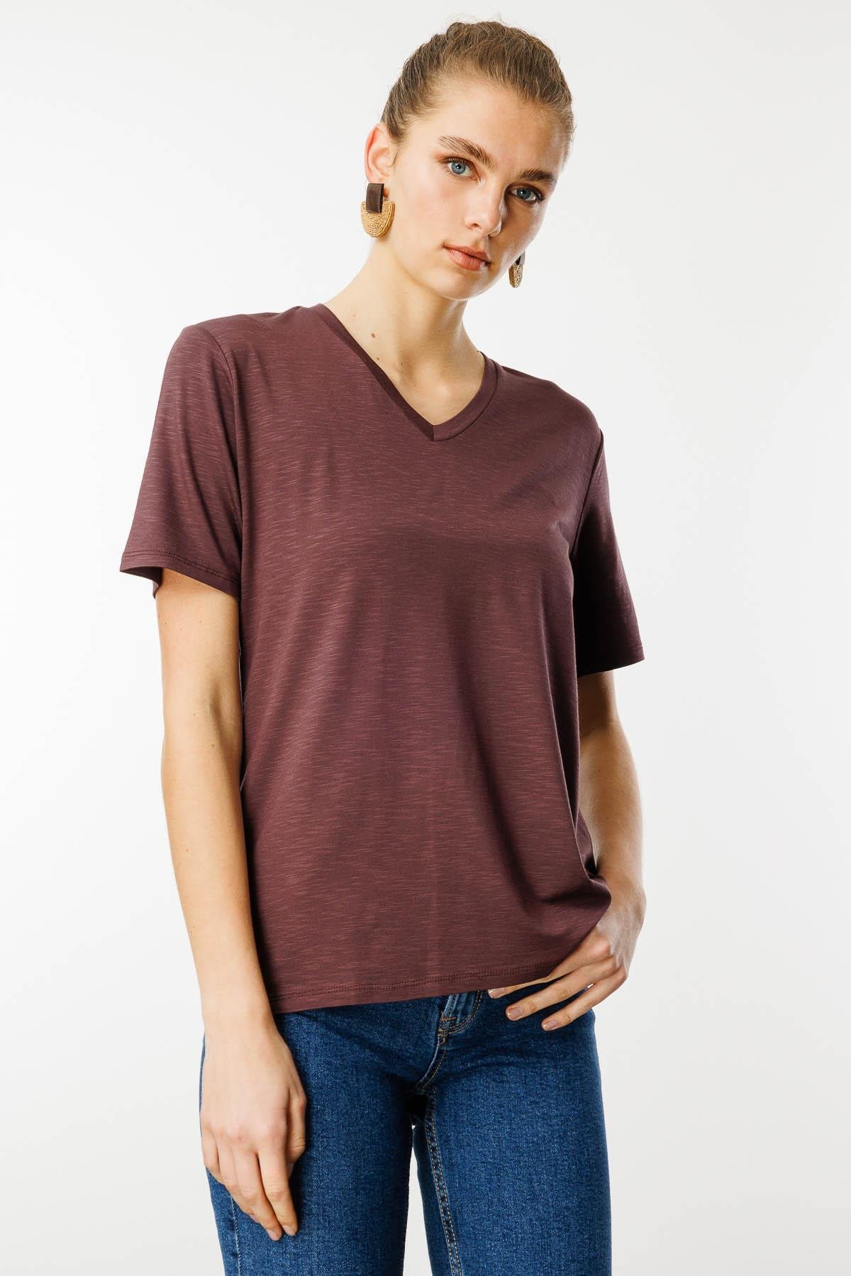 KMY24085Kadın V Yaka Flamlı Kumaş Basic Tshirt Kahve