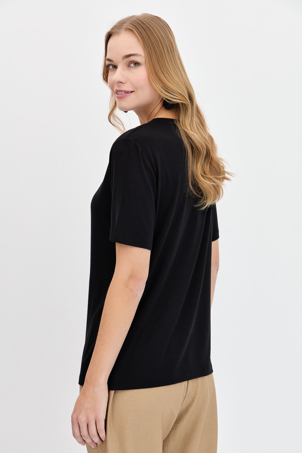 KMY24085Kadın V Yaka Flamlı Kumaş Basic Tshirt Siyah