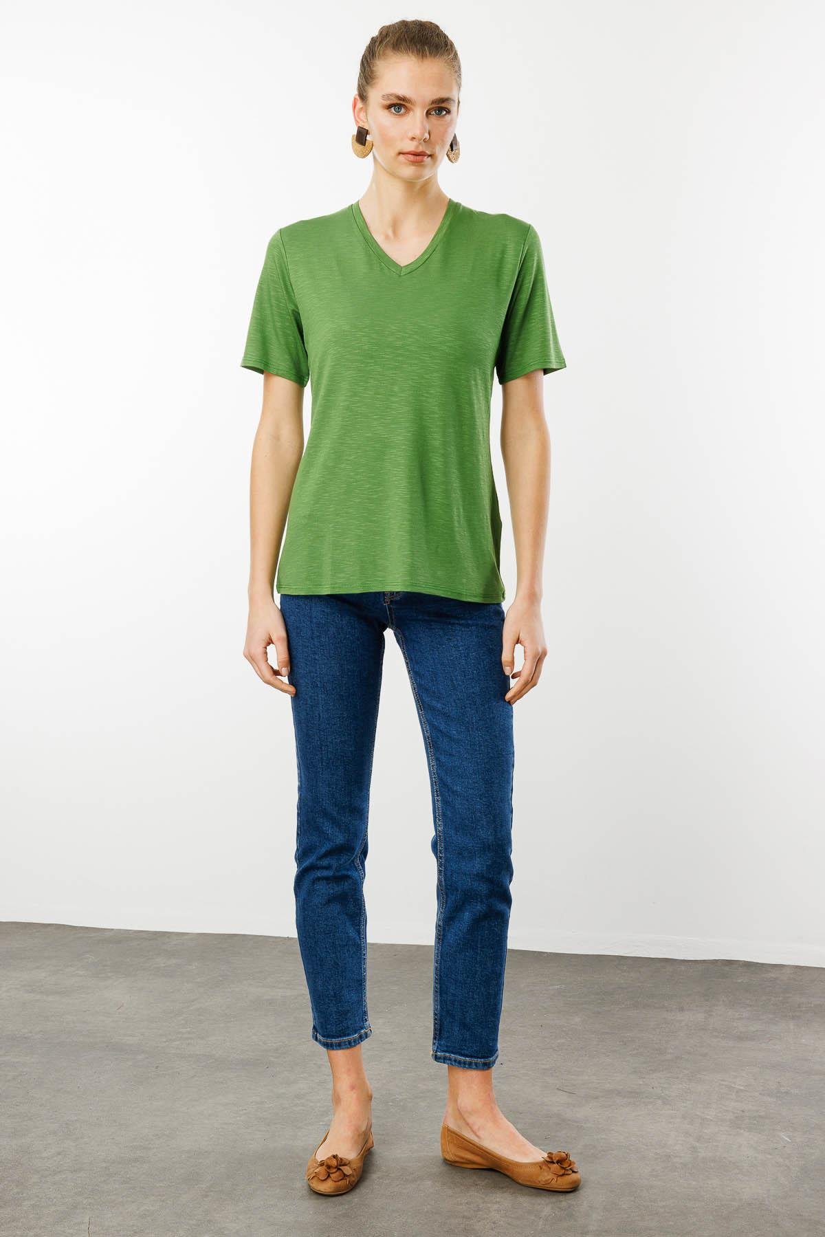 KMY24085Kadın V Yaka Flamlı Kumaş Basic Tshirt A.Yeşil
