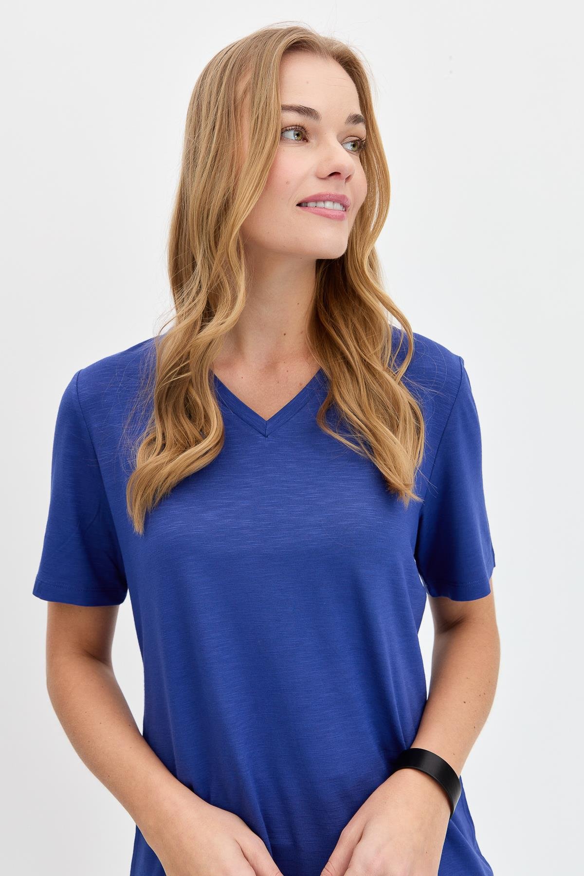 KMY24085Kadın V Yaka Flamlı Kumaş Basic Tshirt İndigo