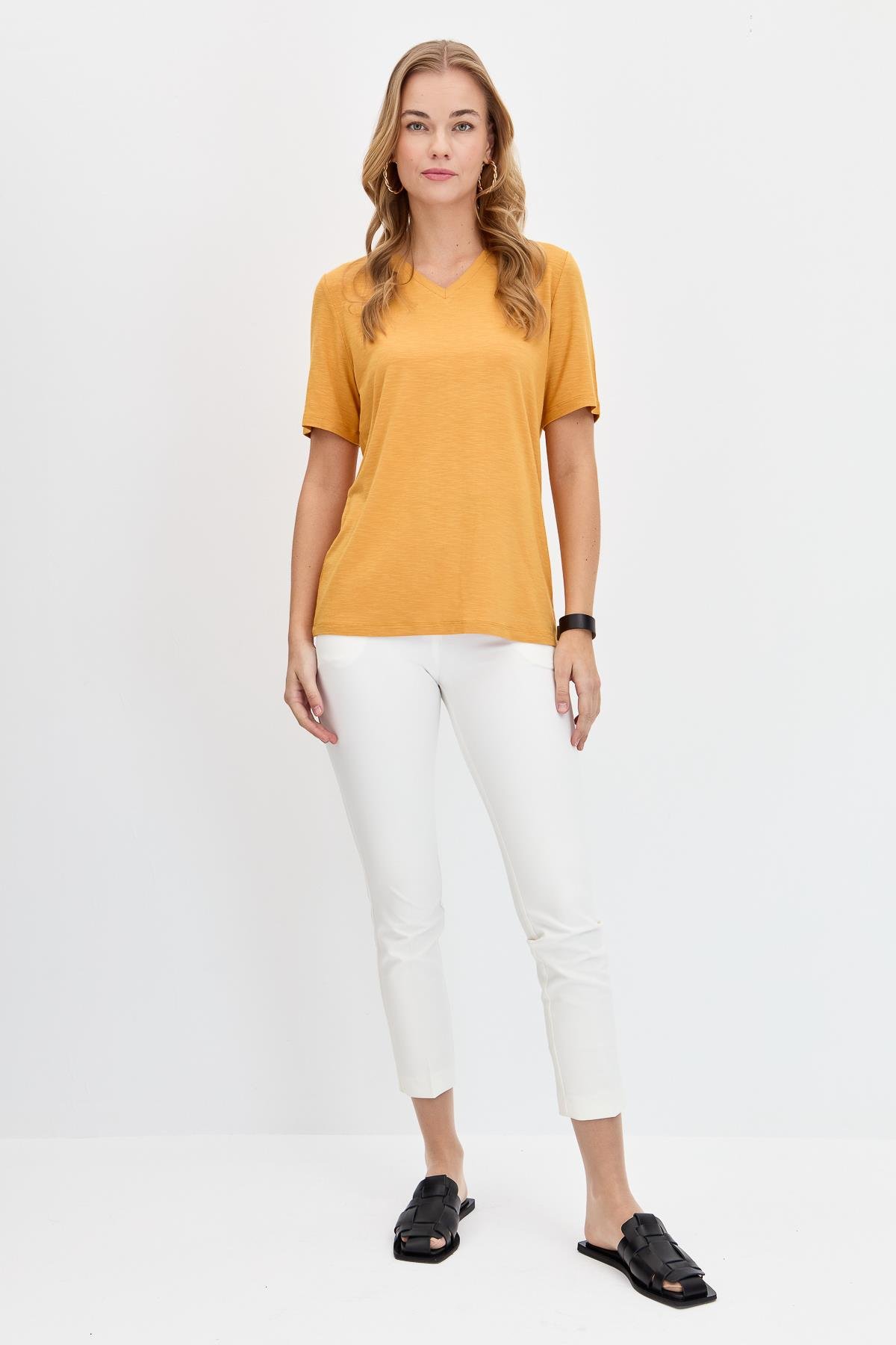 KMY24085Kadın V Yaka Flamlı Kumaş Basic Tshirt Hardal