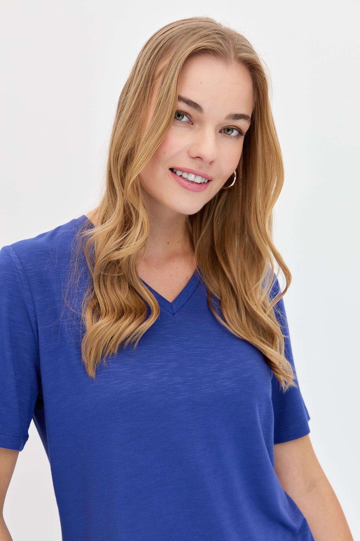 KMY24085Kadın V Yaka Flamlı Kumaş Basic Tshirt İndigo