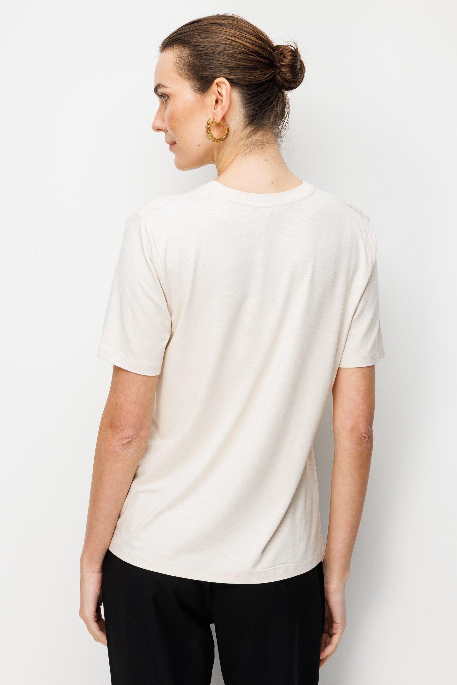KMY24085Kadın V Yaka Flamlı Kumaş Basic Tshirt Bej