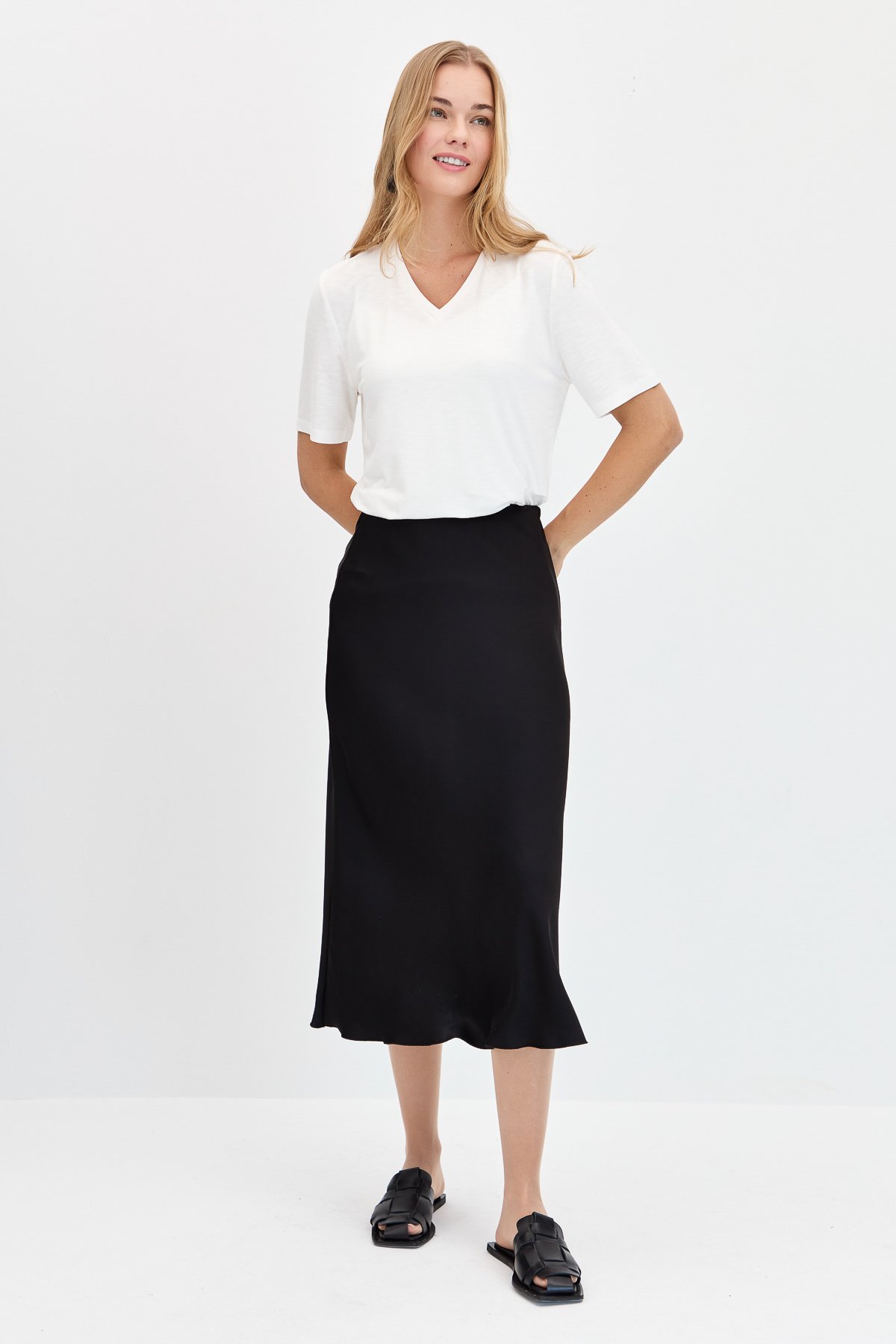 KMY24085Kadın V Yaka Flamlı Kumaş Basic Tshirt Ekru