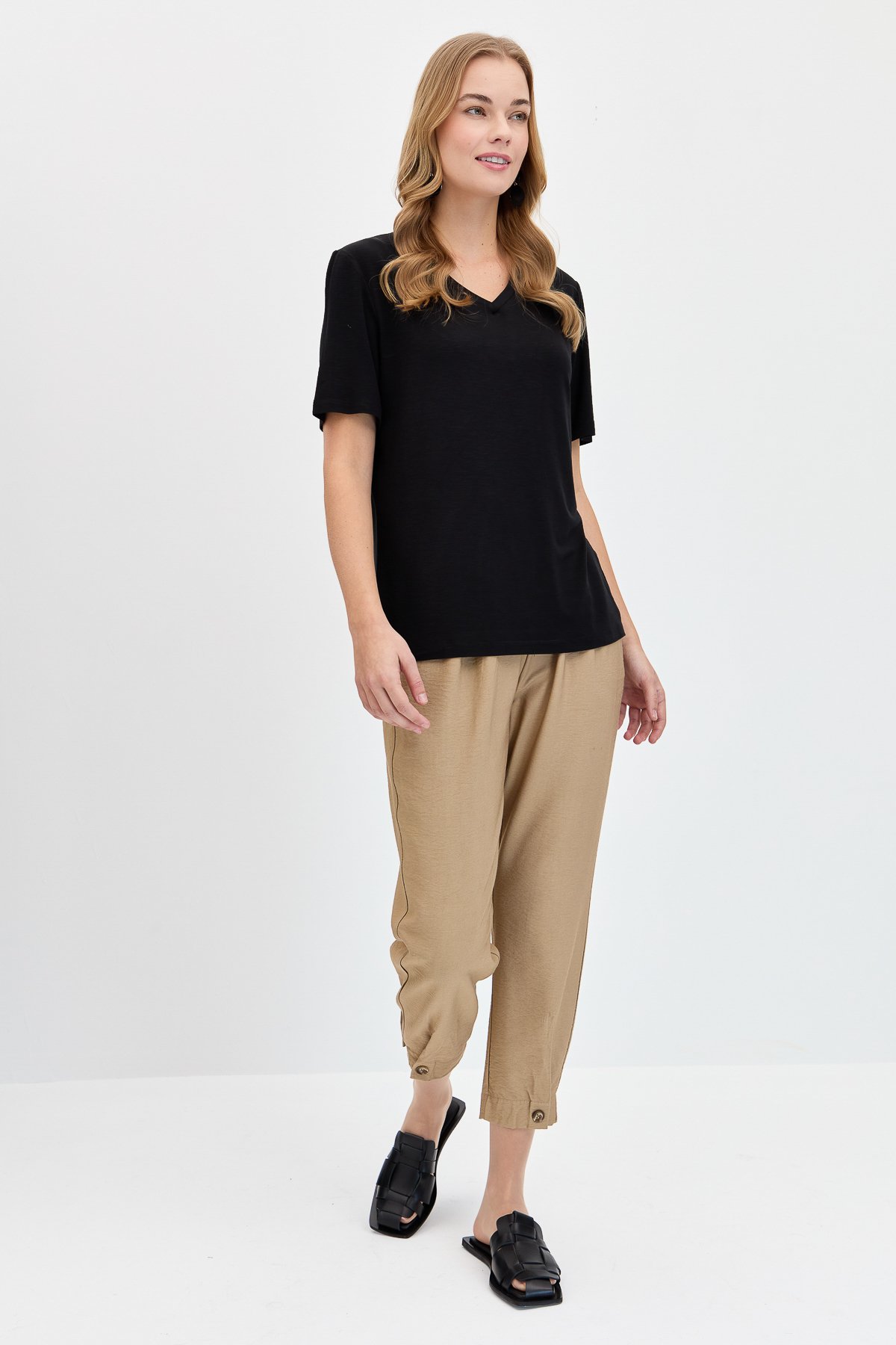 KMY24085Kadın V Yaka Flamlı Kumaş Basic Tshirt Siyah