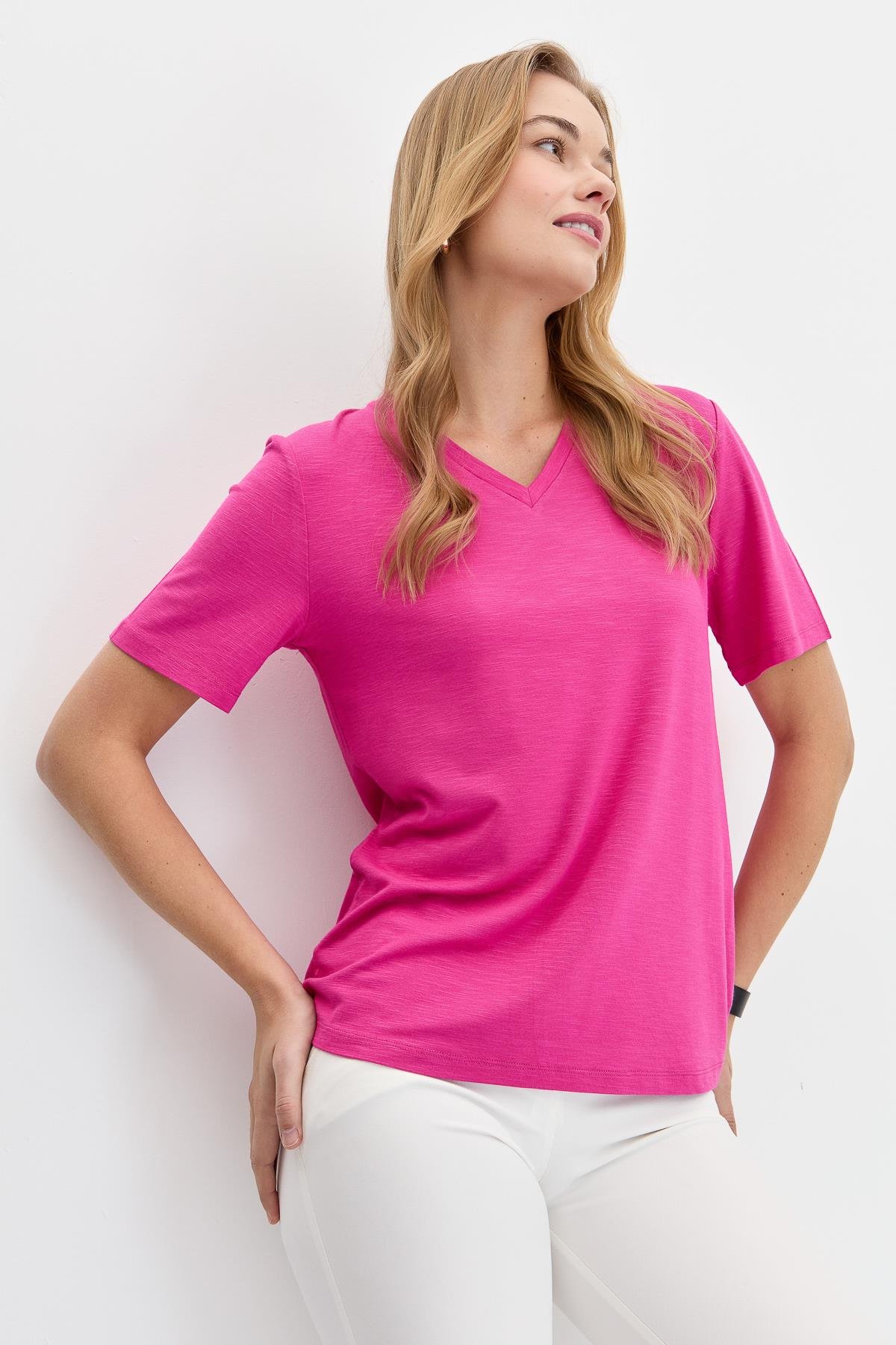 KMY24085Kadın V Yaka Flamlı Kumaş Basic Tshirt Fuşya