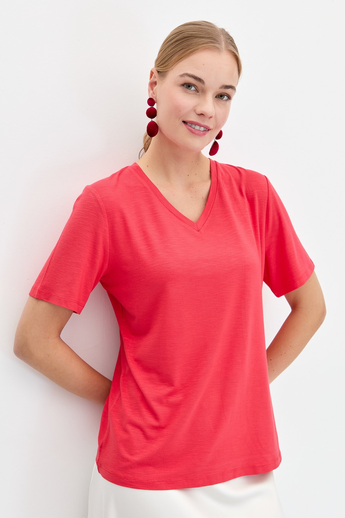 KMY24085Kadın V Yaka Flamlı Kumaş Basic Tshirt Mercan