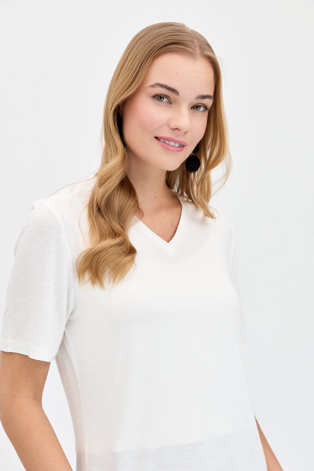 KMY24085Kadın V Yaka Flamlı Kumaş Basic Tshirt Ekru