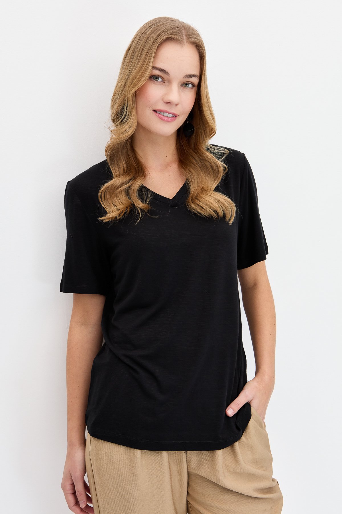 KMY24085Kadın V Yaka Flamlı Kumaş Basic Tshirt Siyah