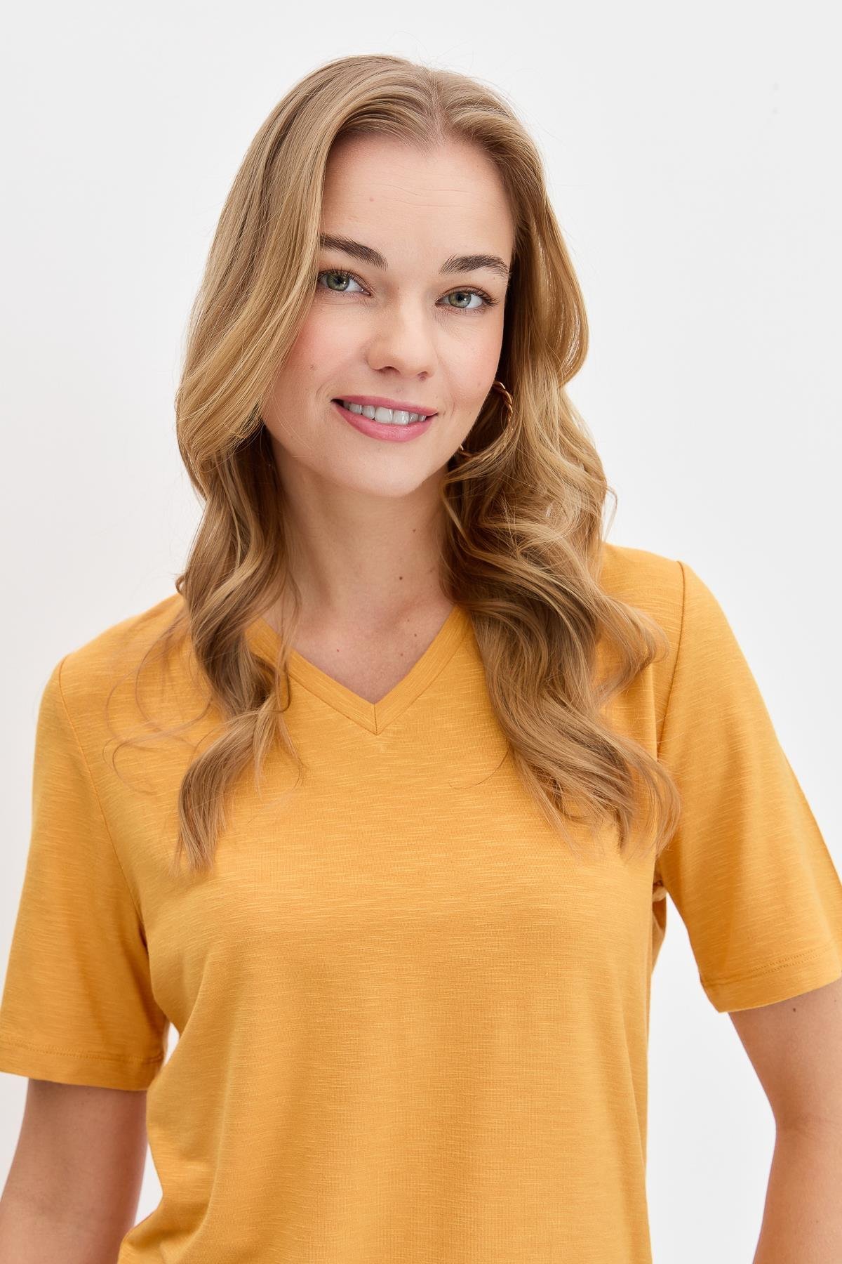 KMY24085Kadın V Yaka Flamlı Kumaş Basic Tshirt Hardal
