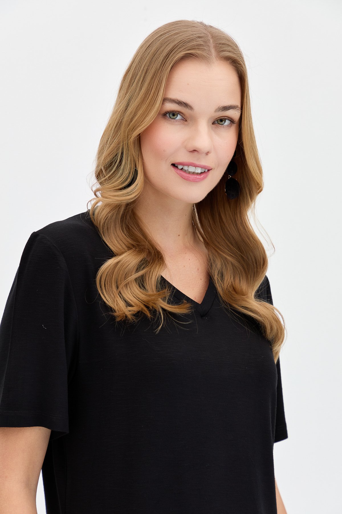 KMY24085Kadın V Yaka Flamlı Kumaş Basic Tshirt Siyah