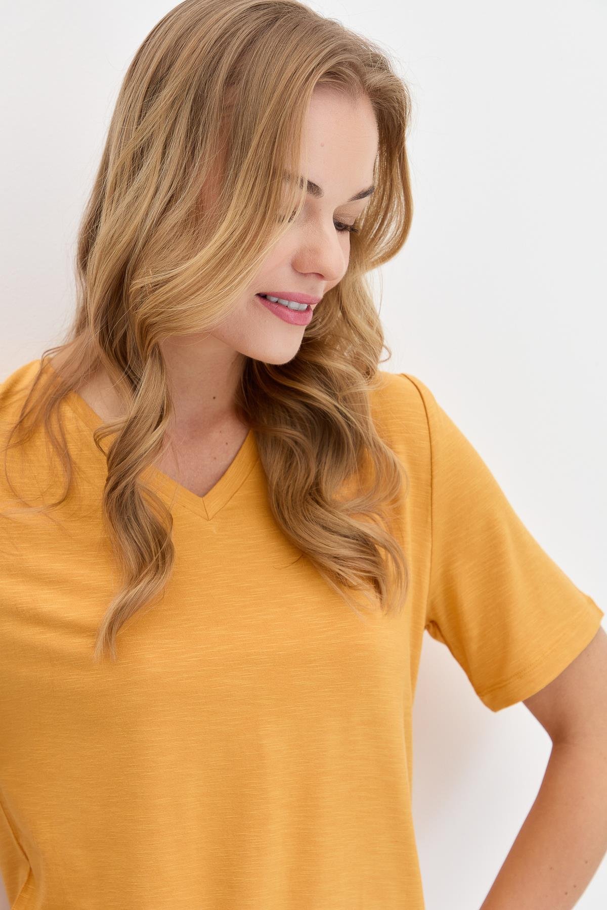 KMY24085Kadın V Yaka Flamlı Kumaş Basic Tshirt Hardal