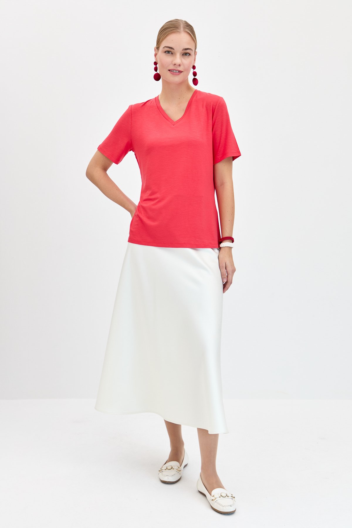 KMY24085Kadın V Yaka Flamlı Kumaş Basic Tshirt Mercan