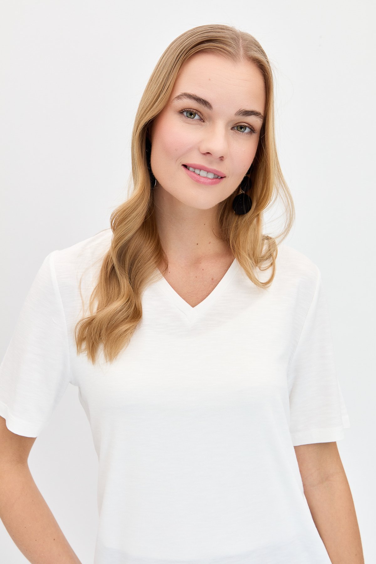 KMY24085Kadın V Yaka Flamlı Kumaş Basic Tshirt Ekru