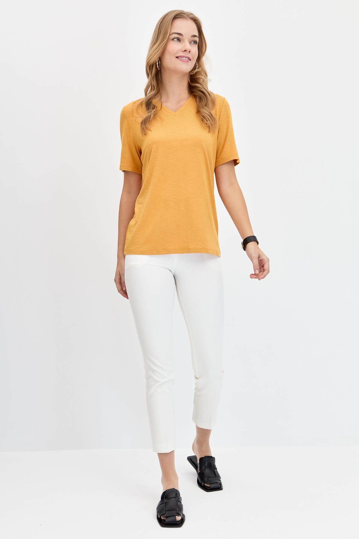 KMY24085Kadın V Yaka Flamlı Kumaş Basic Tshirt Hardal