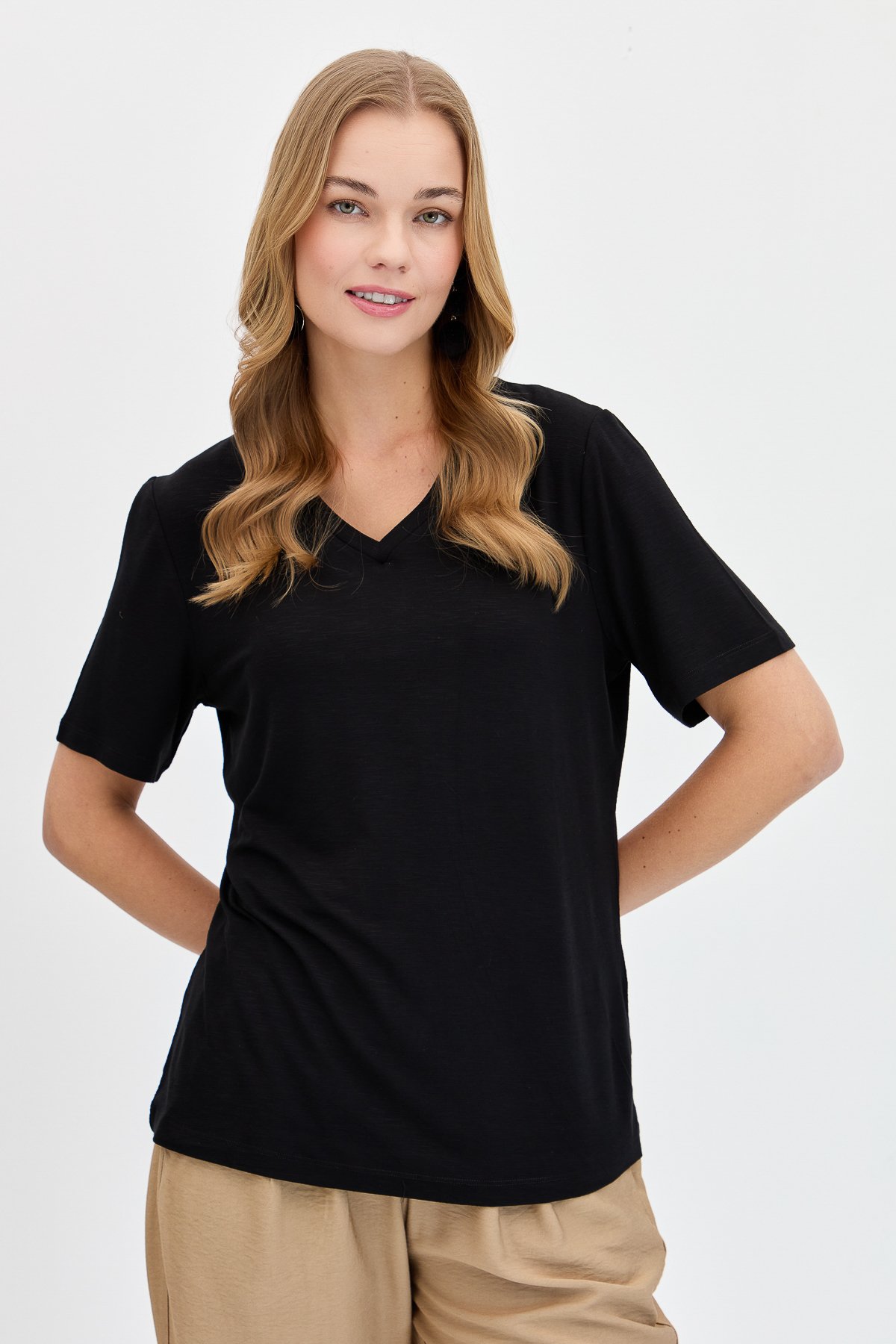 KMY24085Kadın V Yaka Flamlı Kumaş Basic Tshirt Siyah