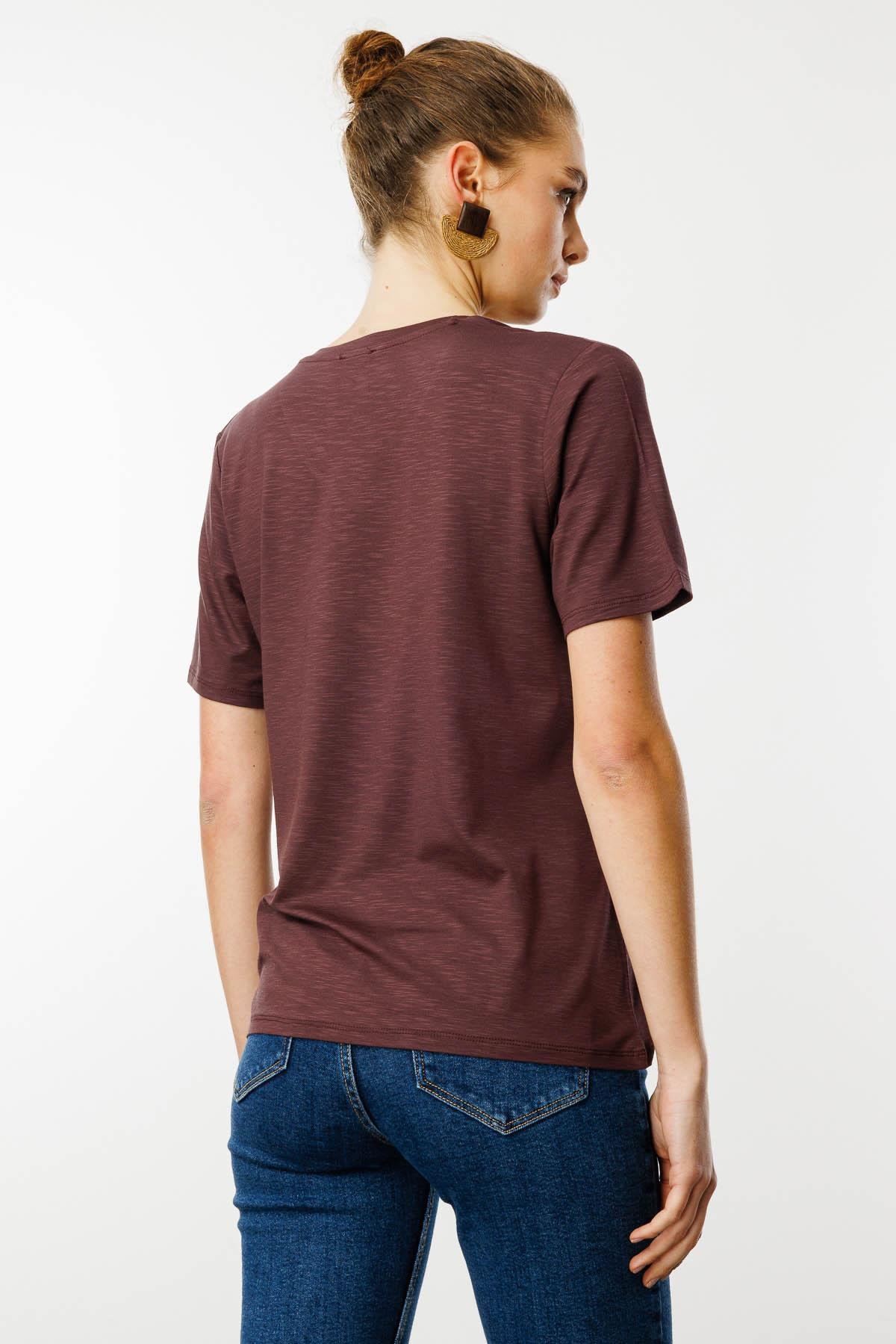KMY24085Kadın V Yaka Flamlı Kumaş Basic Tshirt Kahve