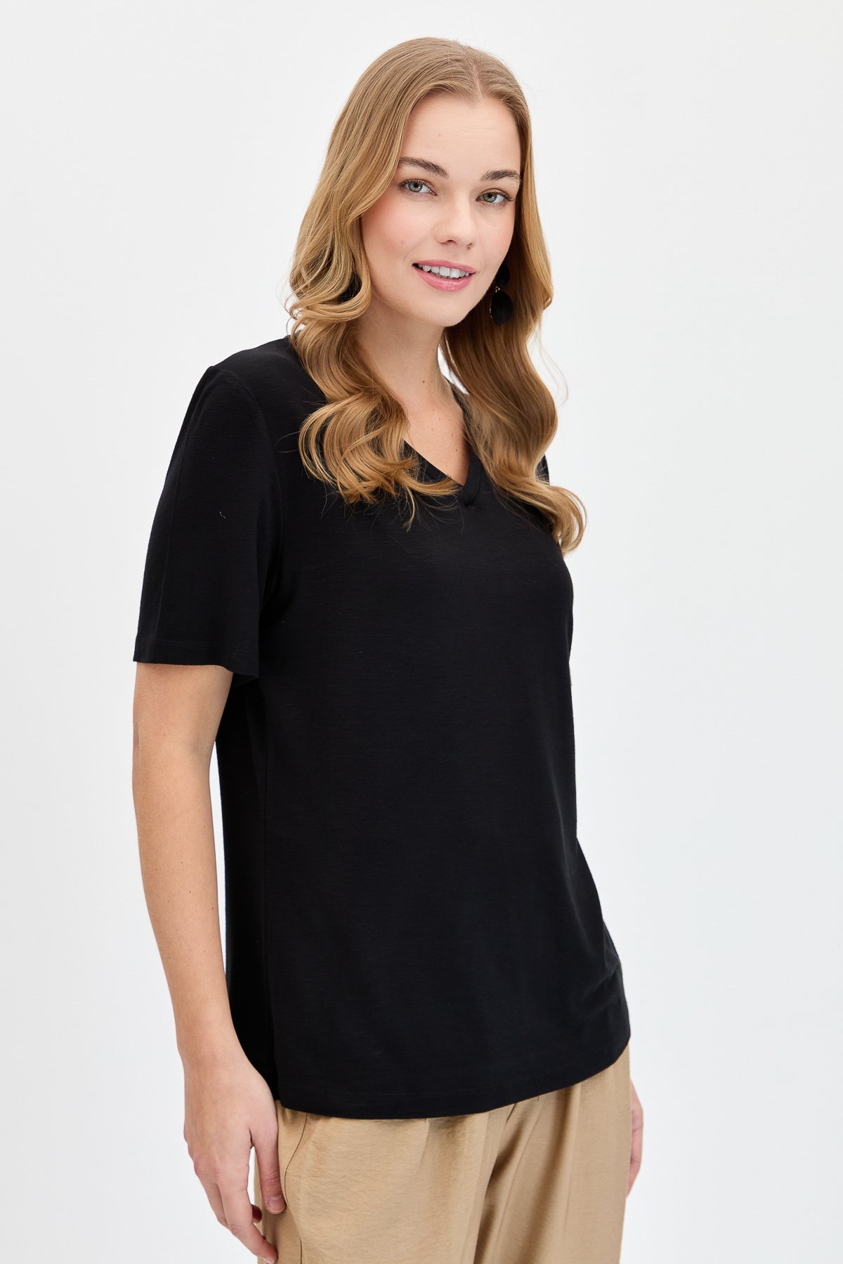 KMY24085Kadın V Yaka Flamlı Kumaş Basic Tshirt Siyah