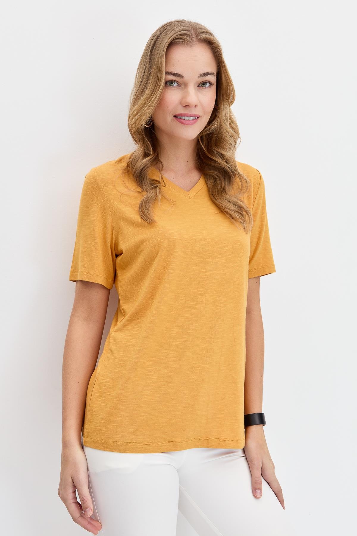 KMY24085Kadın V Yaka Flamlı Kumaş Basic Tshirt Hardal