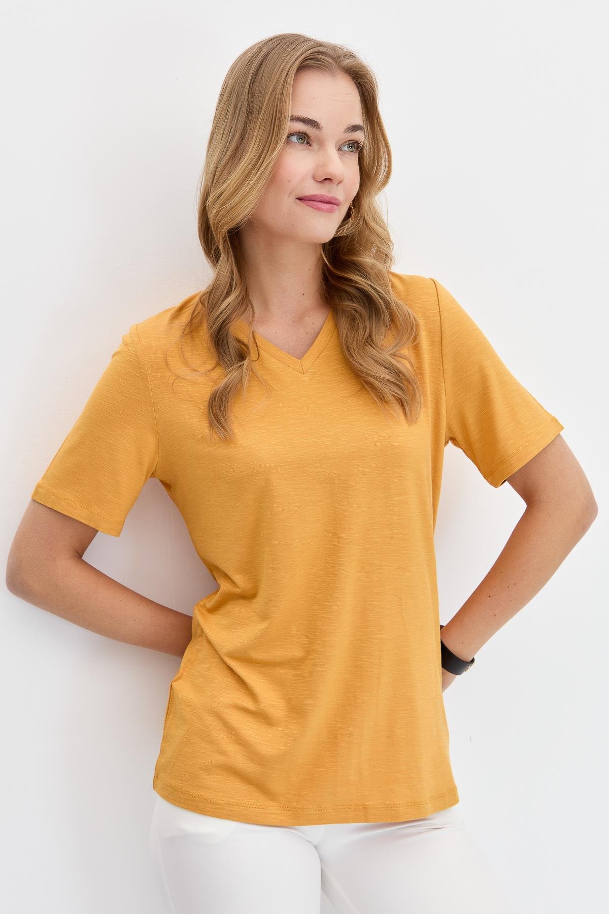 KMY24085Kadın V Yaka Flamlı Kumaş Basic Tshirt Hardal